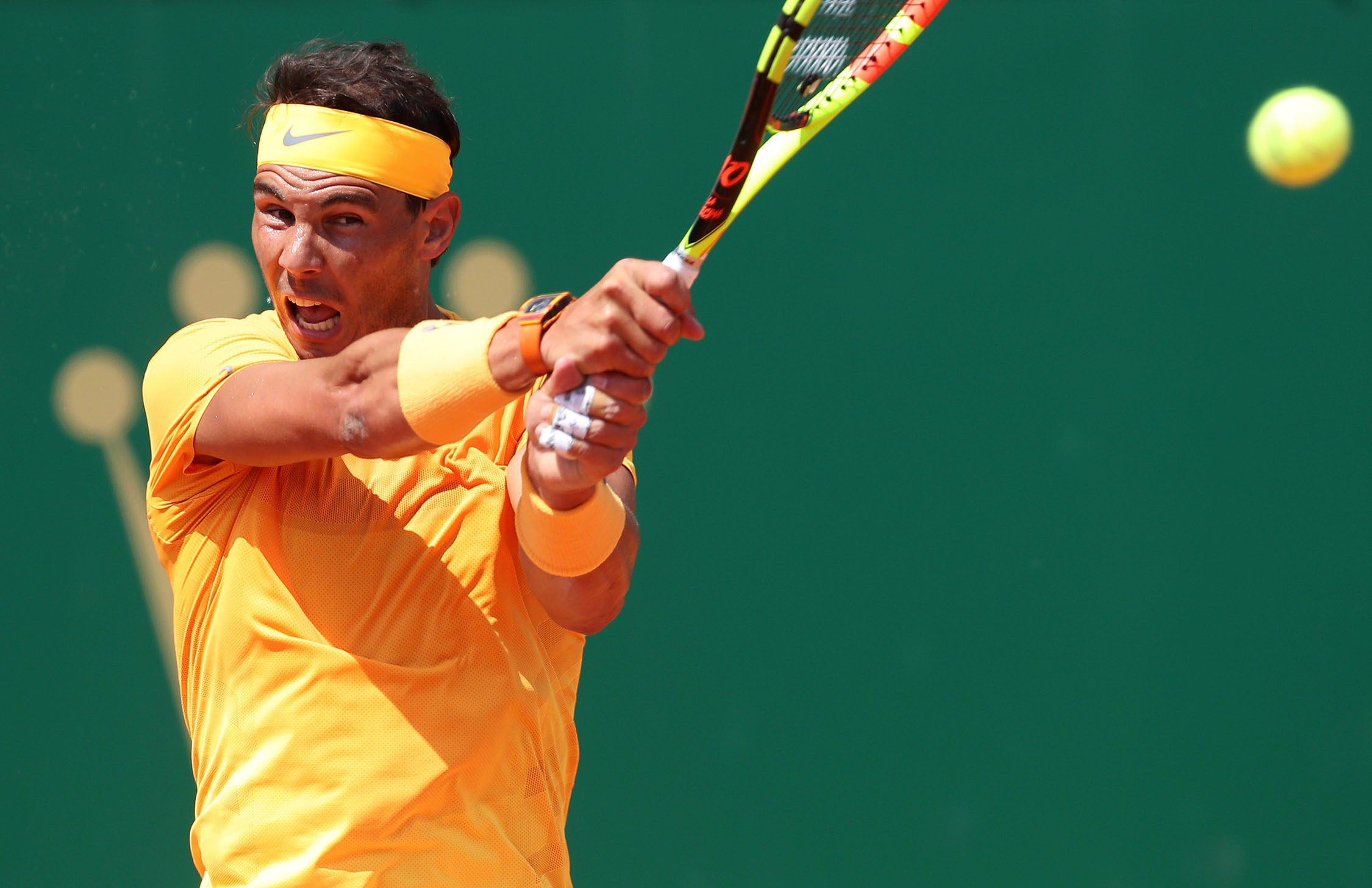 Rafa Nadal devuelve una bola al búlgaro Grigor Dimitrov durante el partido de semifinales disputado ayer.