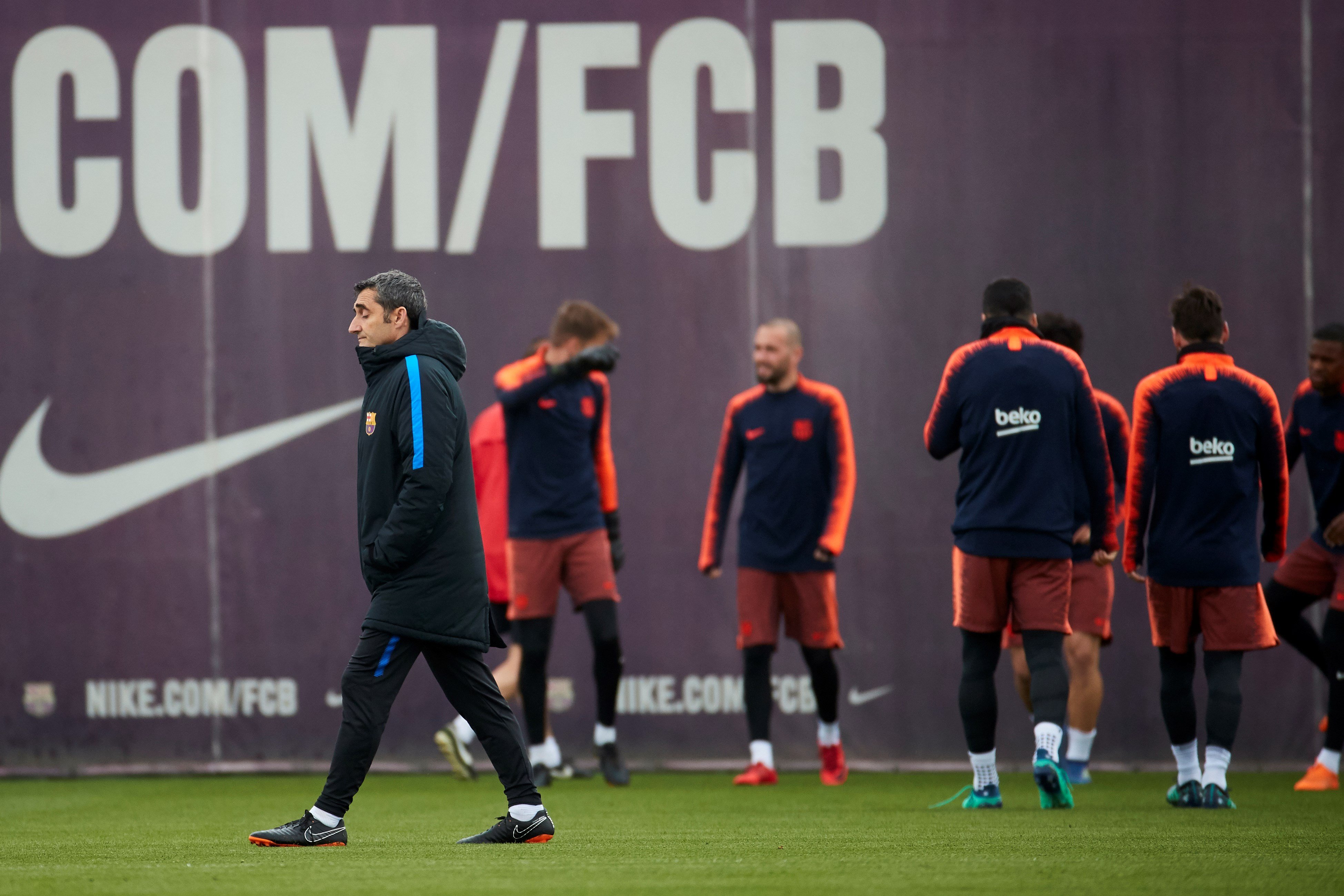 El entrenador del FC Barcelona, Ernesto Valverde, se pasea durante el entrenamiento del equipo previo al partido.