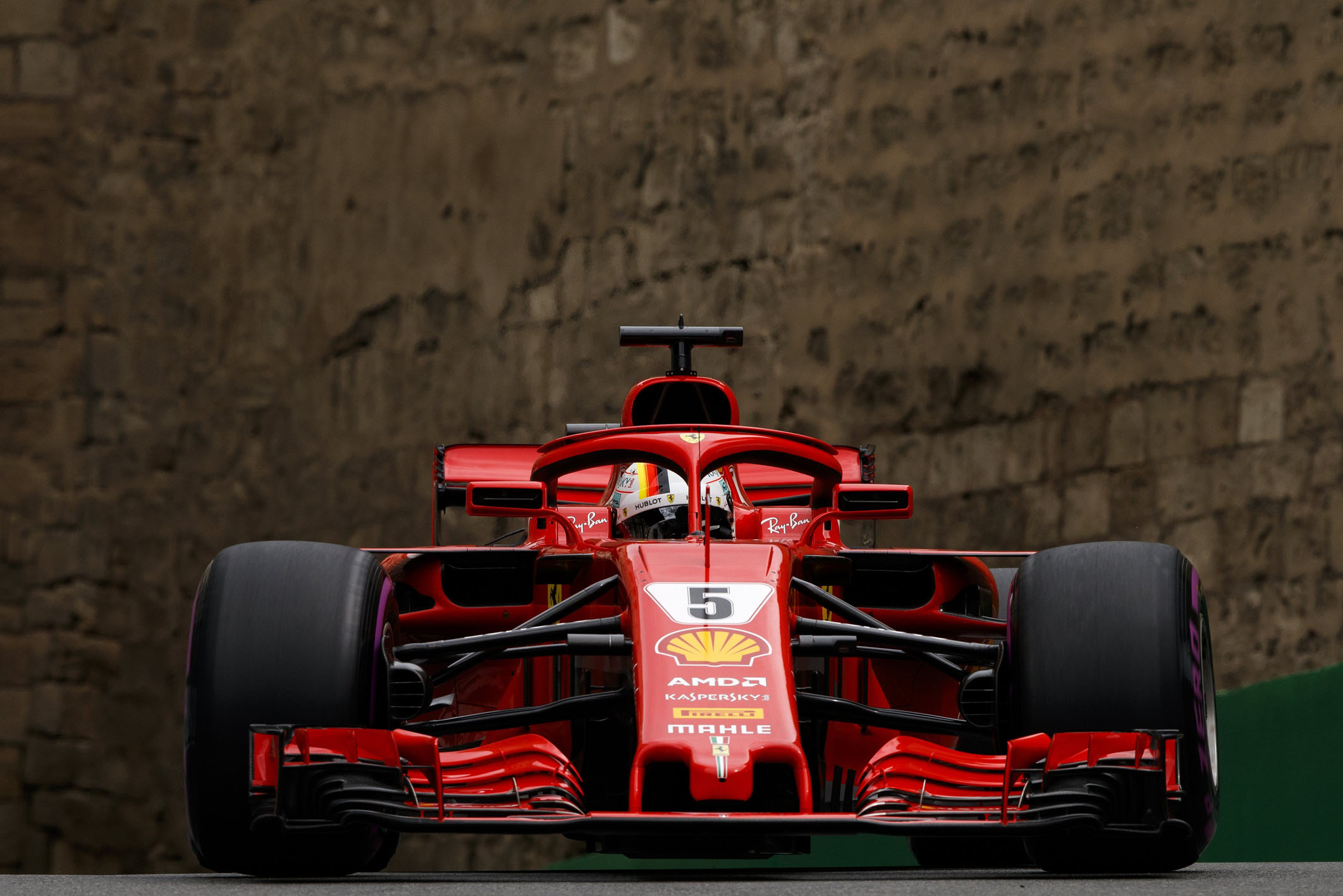 Sebastian Vettel se llevó la pole en Bakú, su tercera de la temporada, por delante de Lewis Hamilton y Valtteri Bottas.