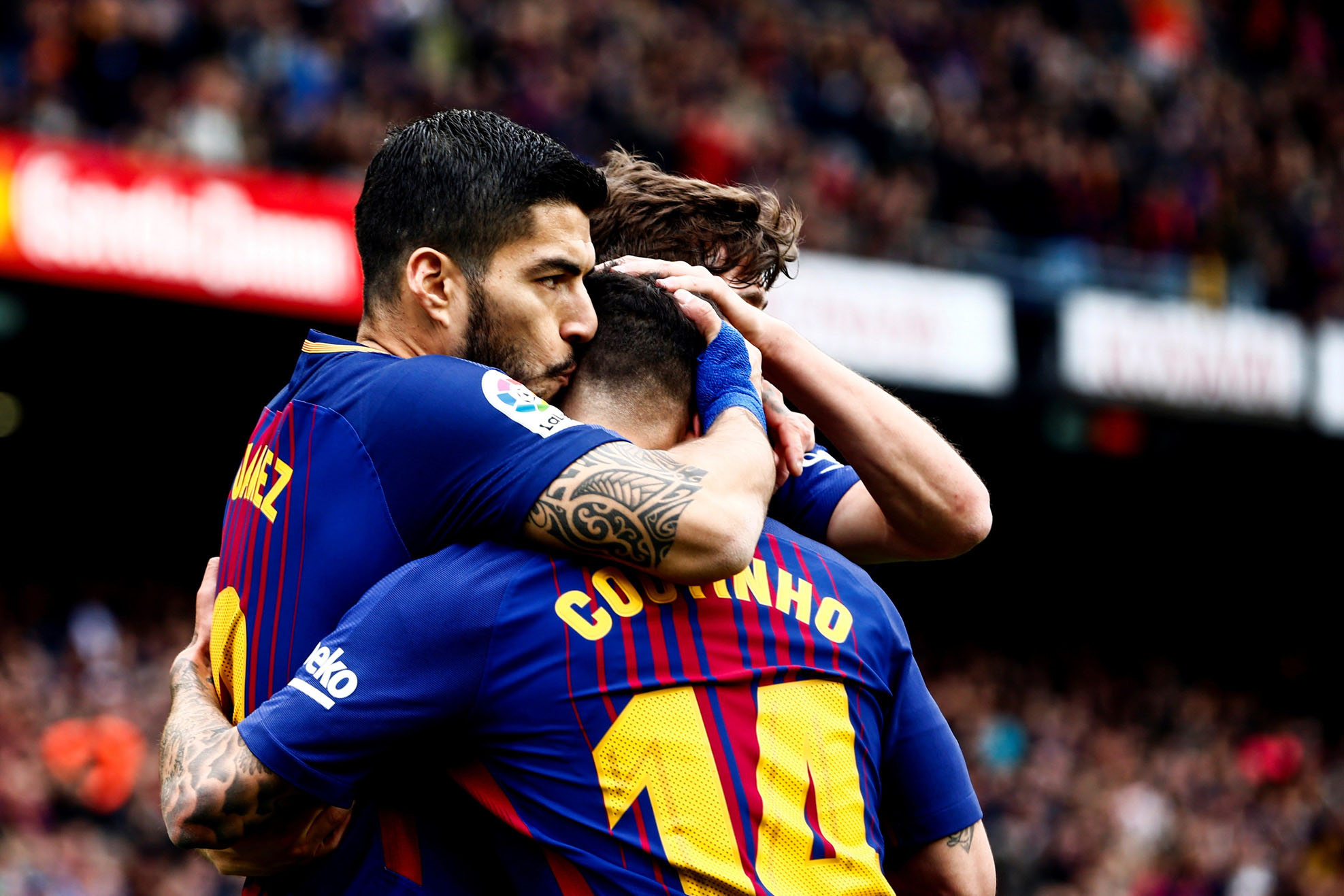 Luis Suárez celebra con Coutinho el primer gol del Barça ante el Valencia, obra del delantero uruguayo tras asistencia del brasileño.