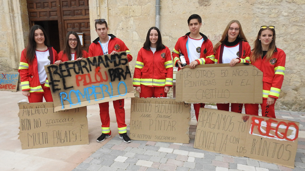 Quintos de Turégano, con sus carteles. / Guillermo Herrero
