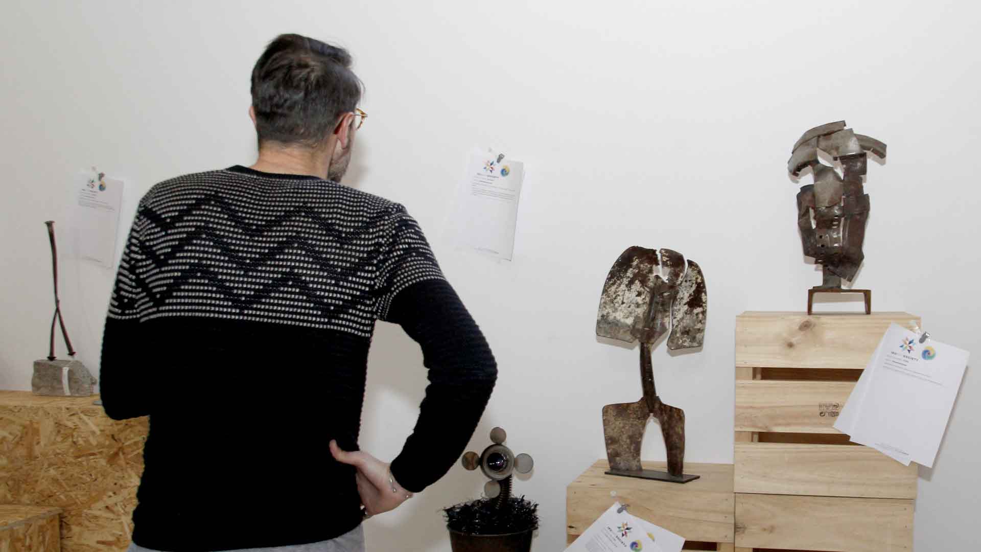 Un espectador contempla una de las obras expuestas. / Nerea Llorente