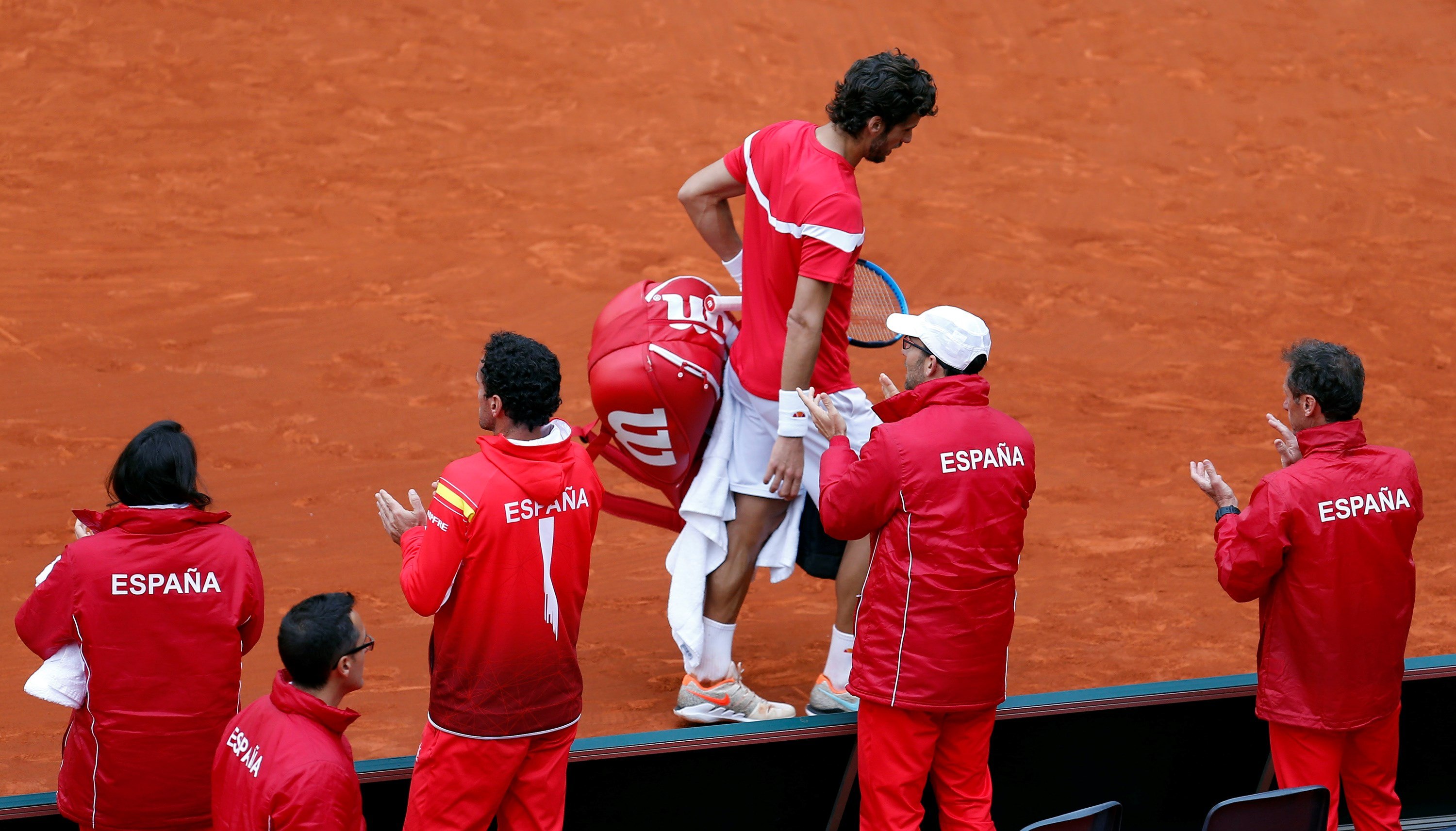 El jugador del equipo español Feliciano López abandona la pista al término del partido de dobles en Valencia.