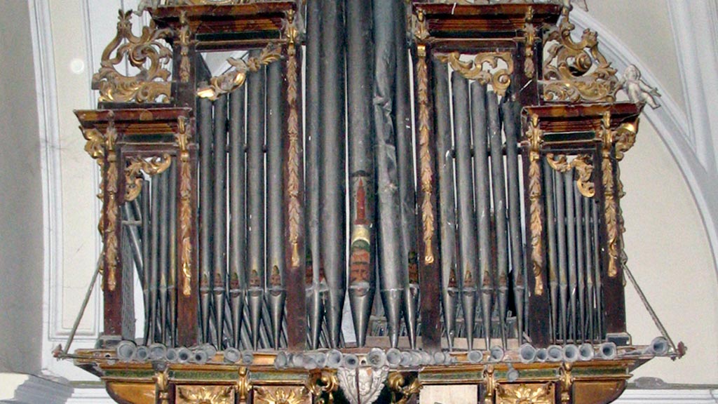 Estado actual de deterioro que presenta el órgano barroco de la Parroquia de Fuentesaúco de Fuentidueña. / el adelantado