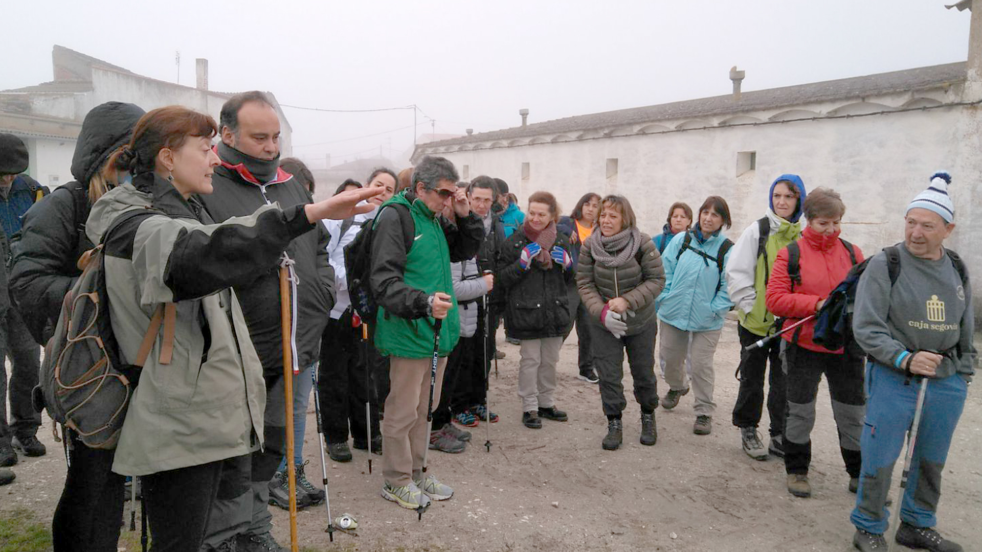 El grupo de senderistas, atendiendo las indicaciones de los guías en el inicio del recorrido. / el adelantado
