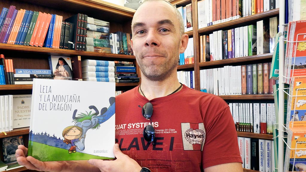 Almondroguez, con un ejemplar de su libro. / G. H.