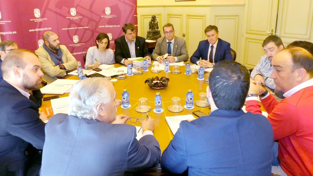 Rafael Calvo Ortega recibirá este año el Premio Especial de la Diputación 1 El jurado, durante las deliberaciones. / E.A.