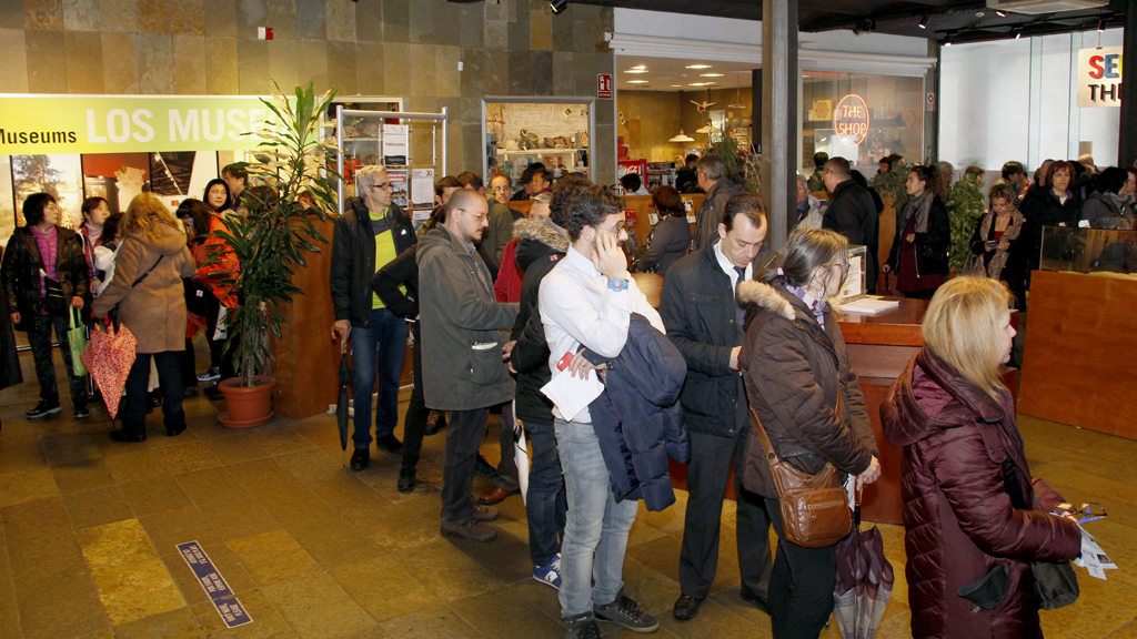 Filas de seguidores del arte de las marionetas que ayer esperaban turno para comprar sus entradas. / Nerea Llorente