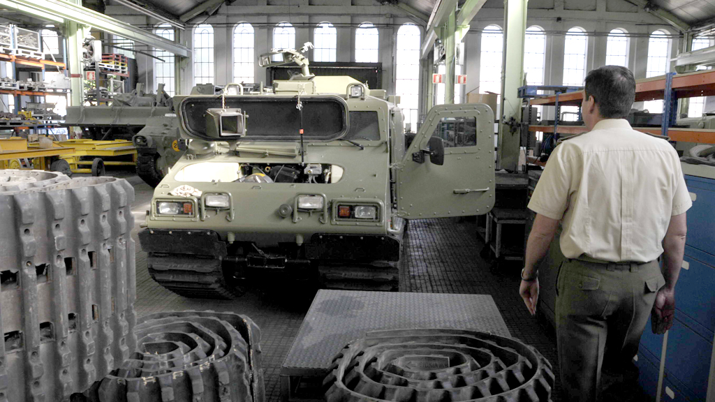 La recuperación de cadenas para vehículos de tracción es uno de los más importantes cometidos de la actividad del centro./ A. B.
