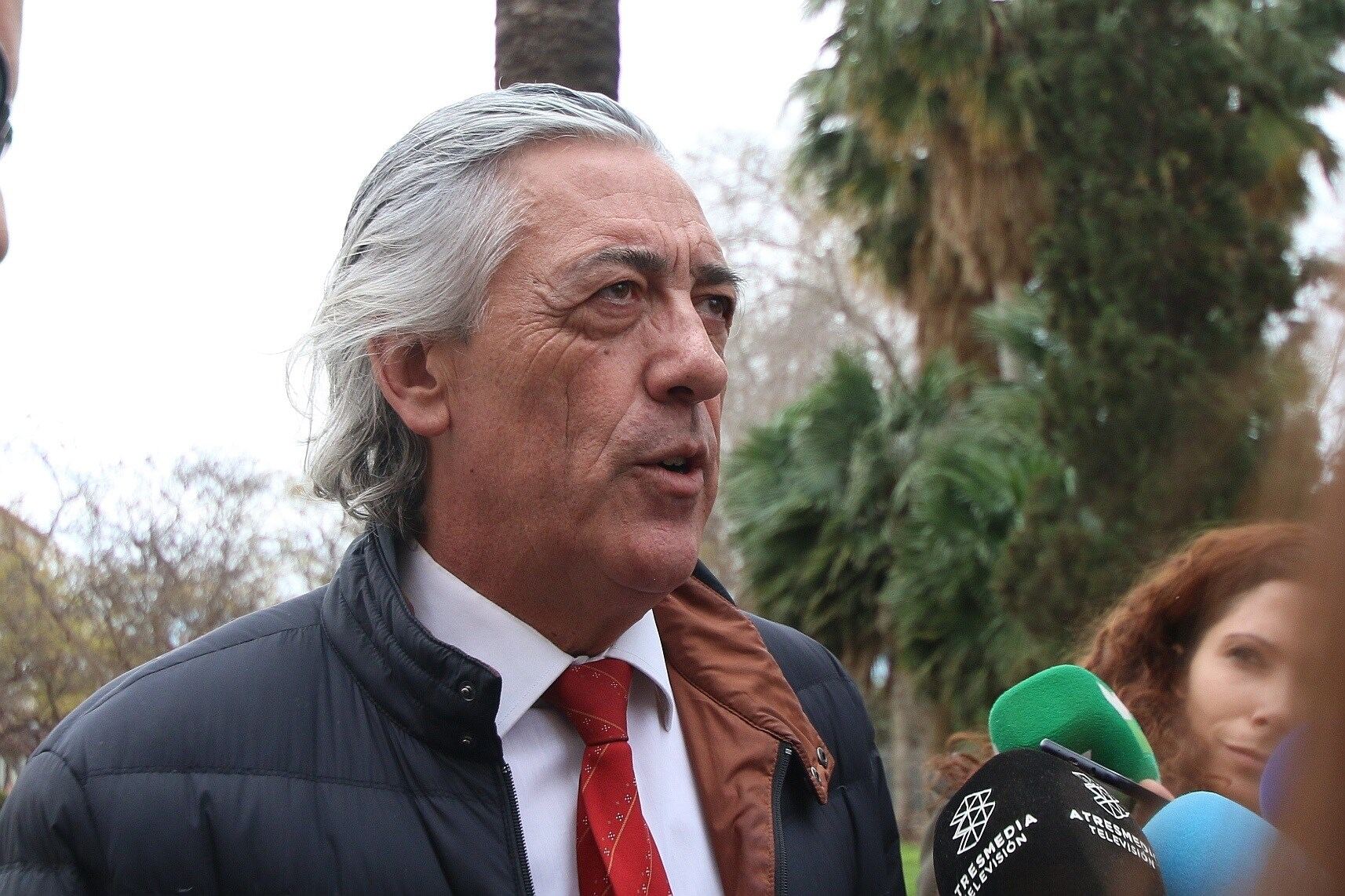 Paco Torres, el abogado que defiende a los padres de Gabriel Cruz, haciendo declaraciones a los medios.