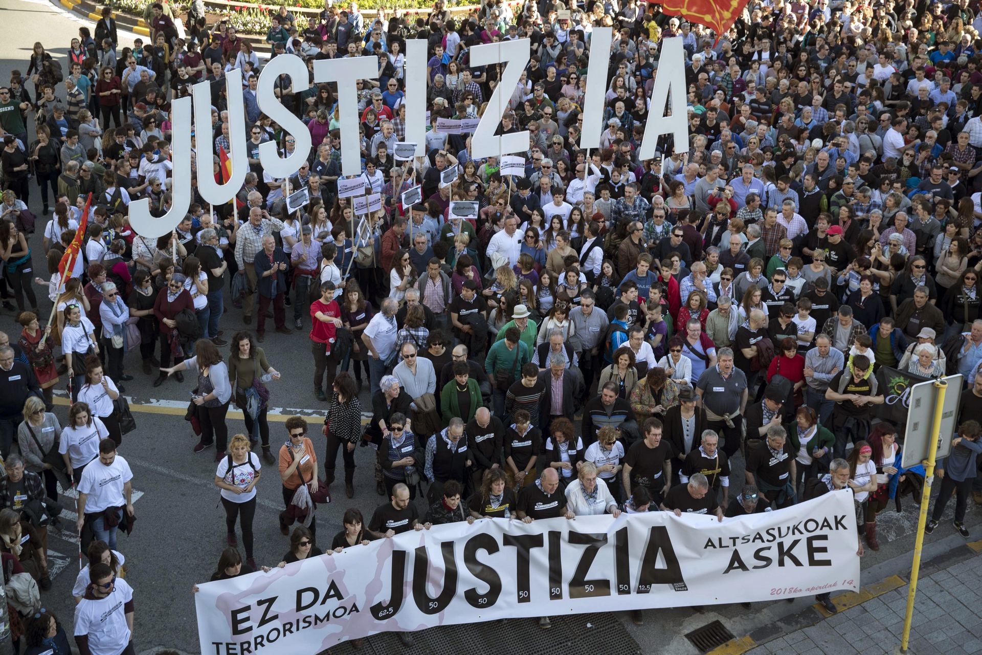Miles de personas se manifestaron ayer en Pamplona pidiendo “justicia” para los ocho jóvenes de Alsasua.