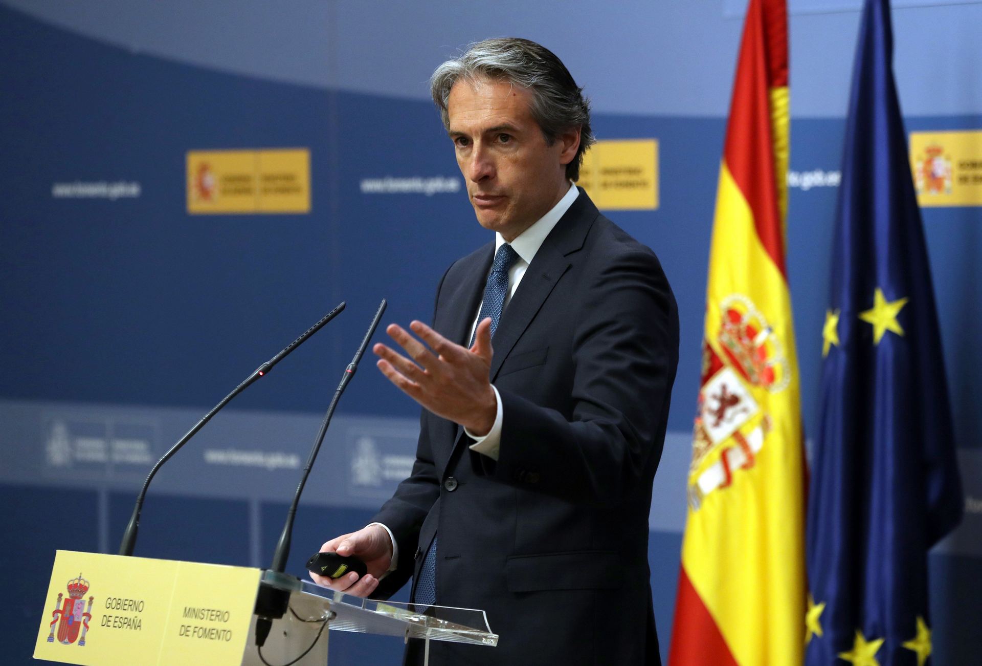 El ministro de Fomento, Íñigo de la Serna, presentadó ayer, en la sede del ministerio, los presupuestos.