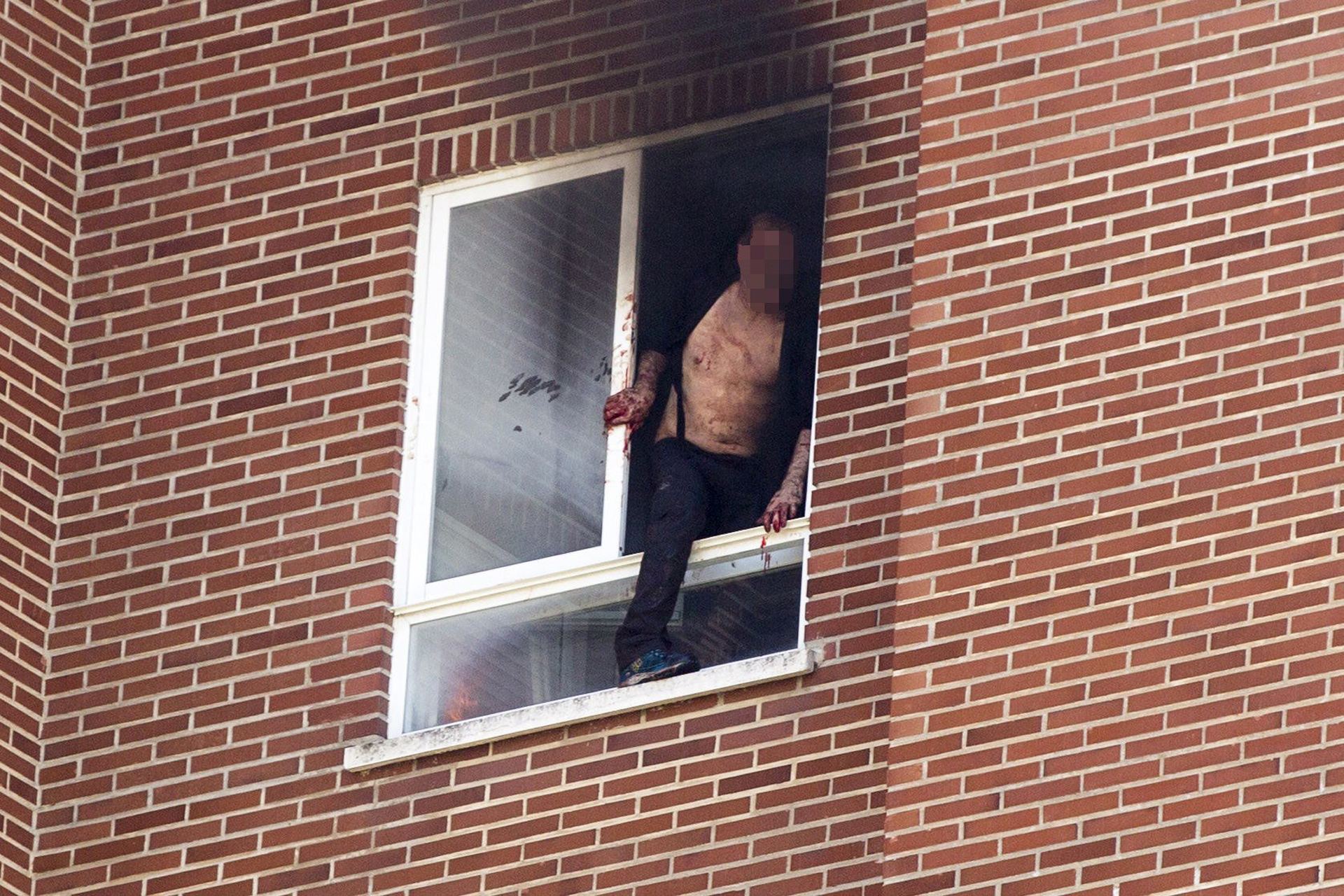 El presunto asesino se tiró desde un octavo piso tras atacar a las víctimas y prender fuego a la vivienda.