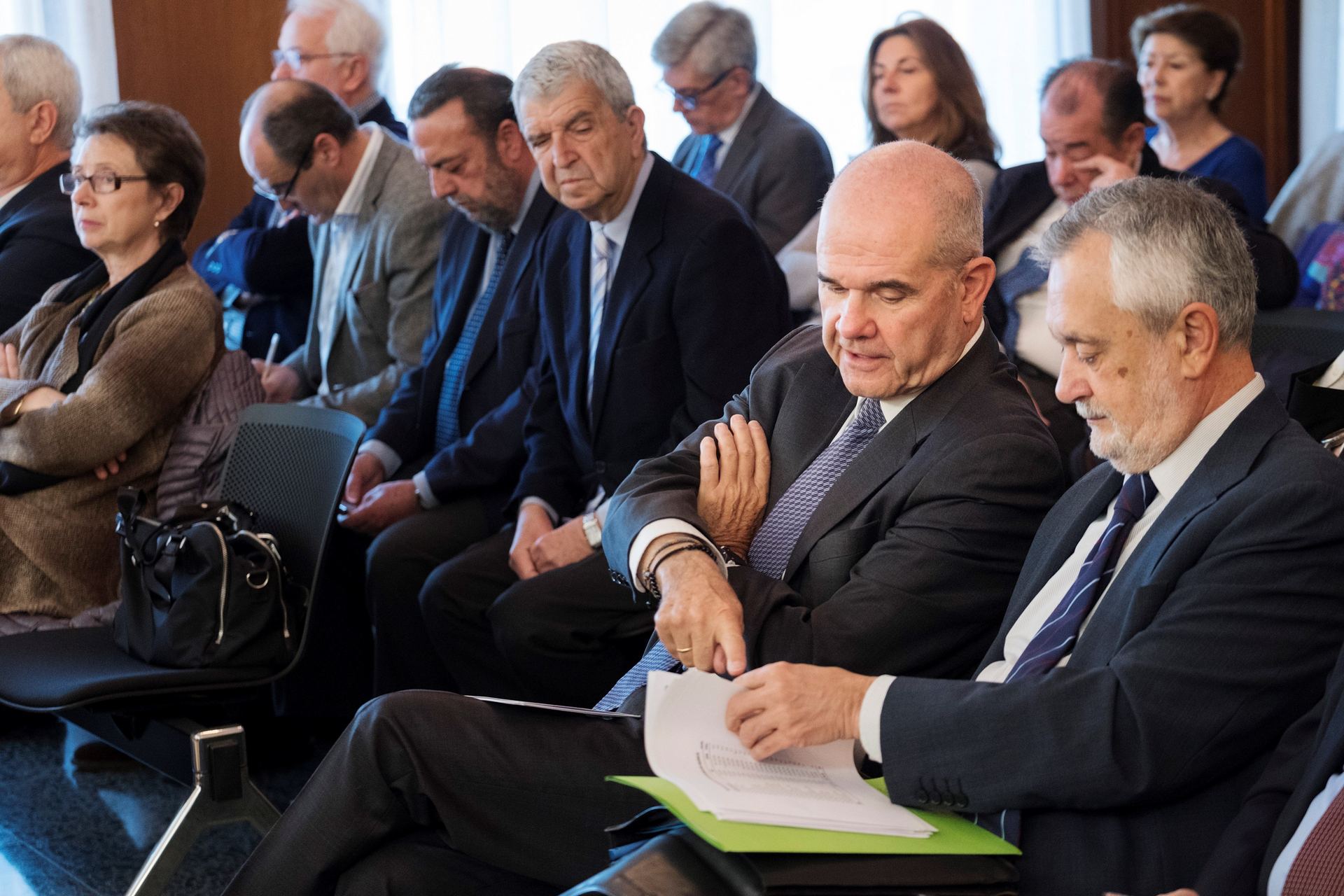 El expresidente de la Junta de Andalucía, Manuel Chaves (i), junto a José Antonio Griñán en una sesión del juicio.