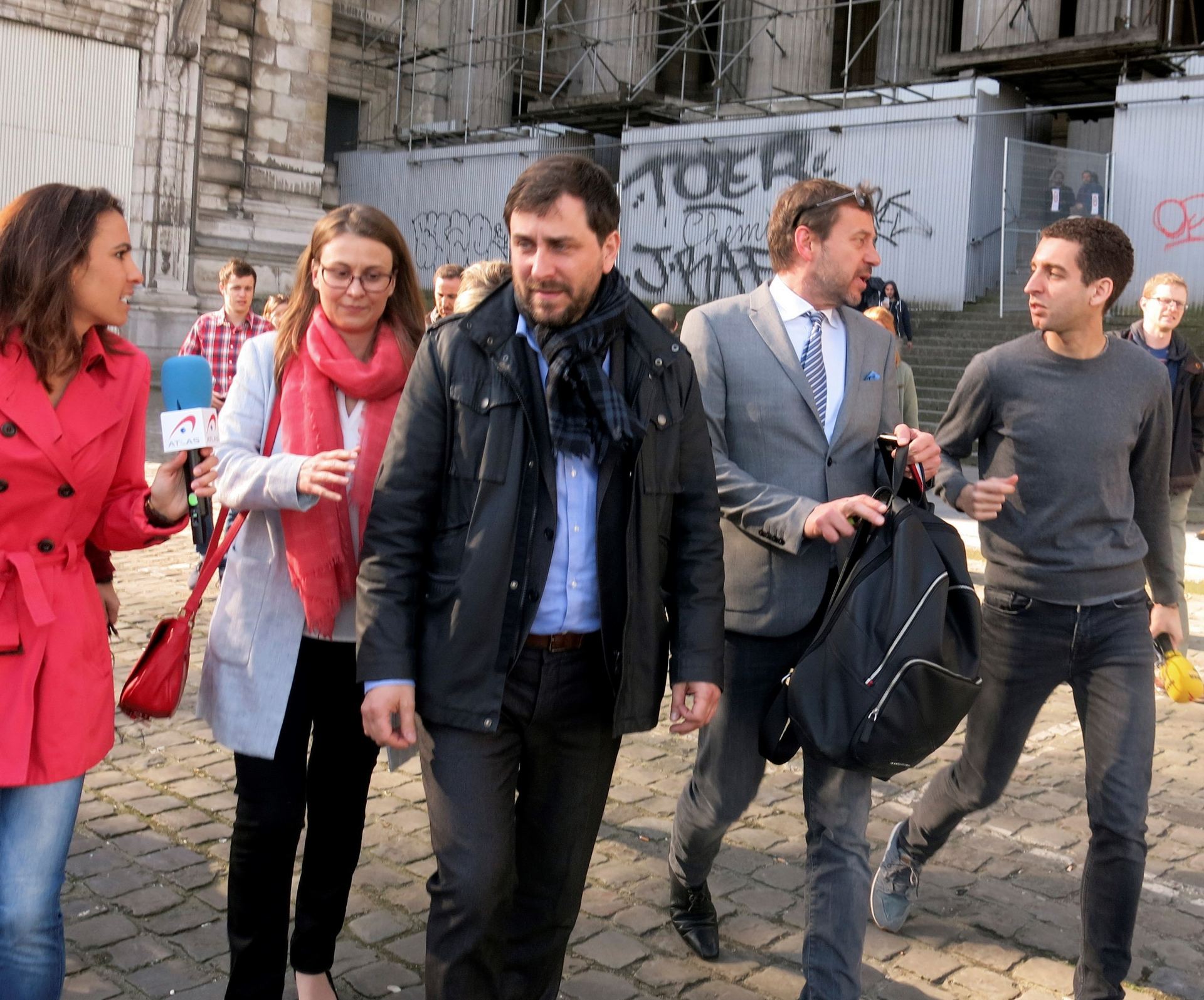El exconsejero y diputado de ERC en el Parlamento catalán, Toni Comín (c).