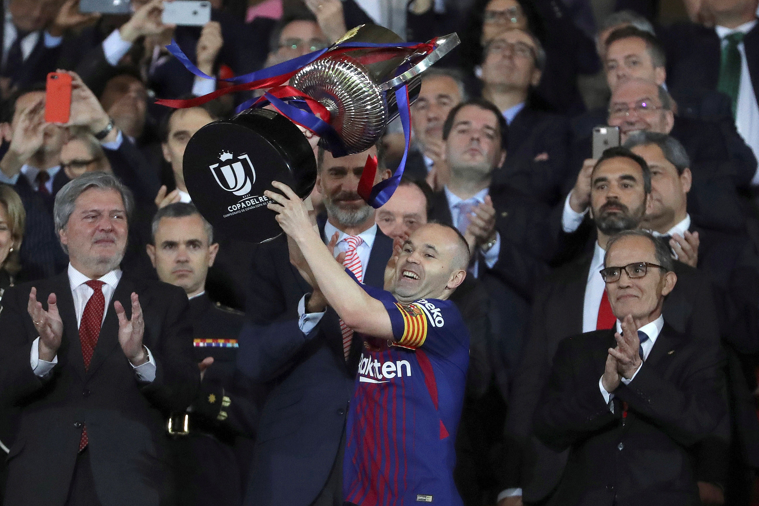 Andrés Iniesta levanta la Copa del Rey ante la presencia de Felipe VI.
