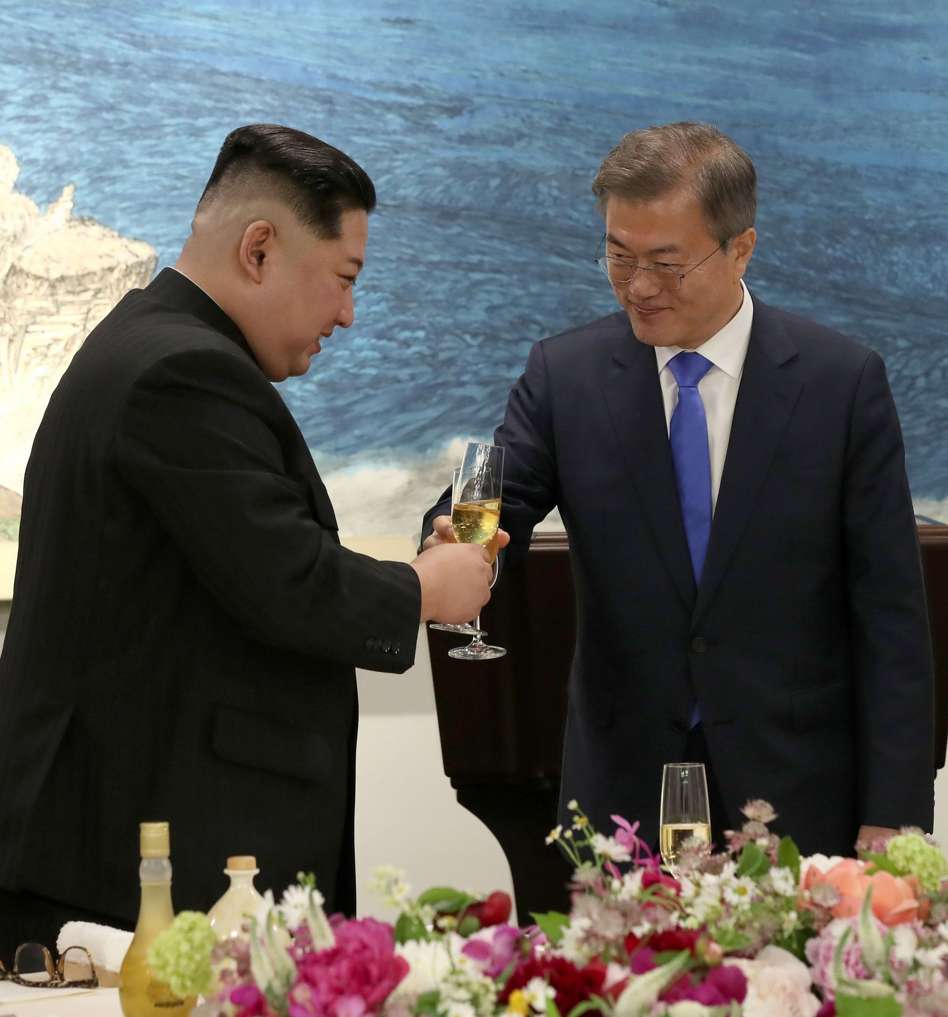 El líder norcoreano Kim Jong-un (izda) brinda con el presidente surcoreano, Moon Jae-in, en la Peace House .