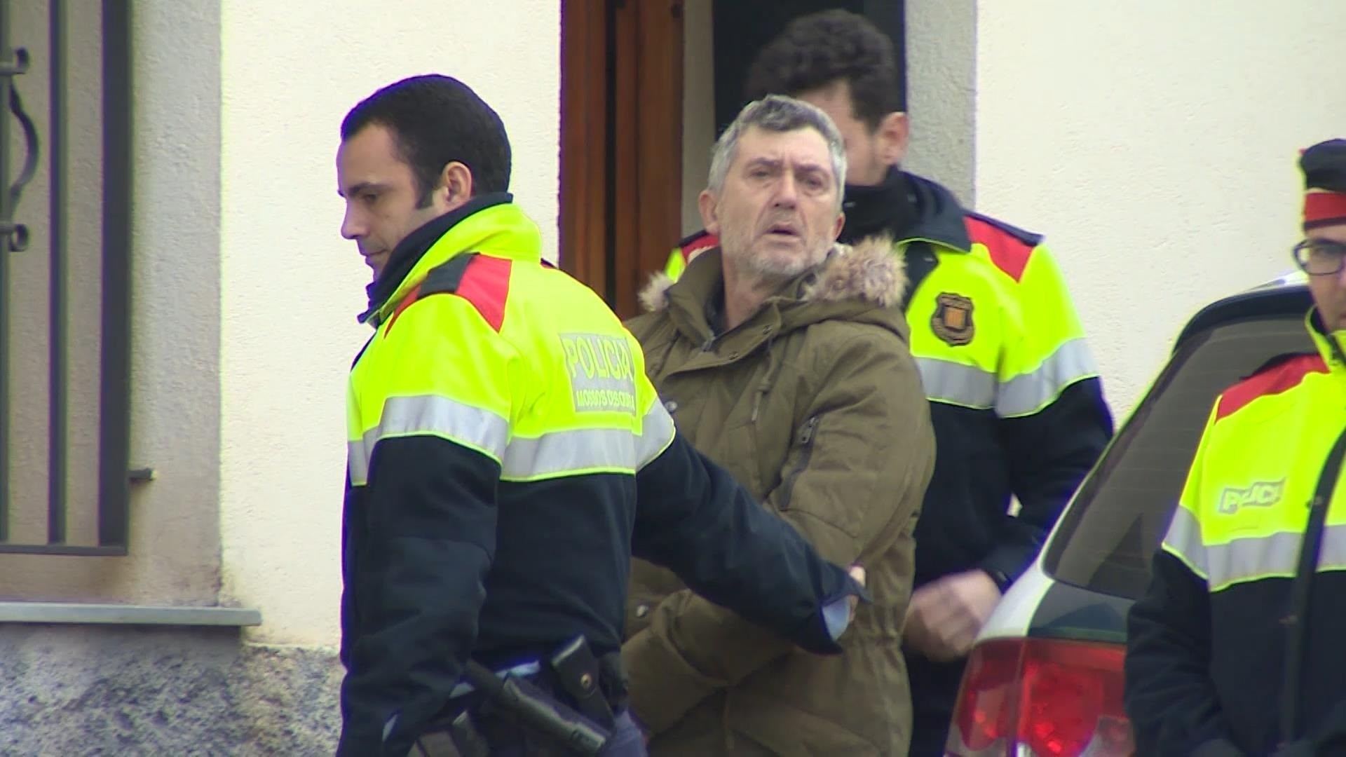Imagen del momento de la detención de acusado por el doble crimen en el pantano de Susqueda.