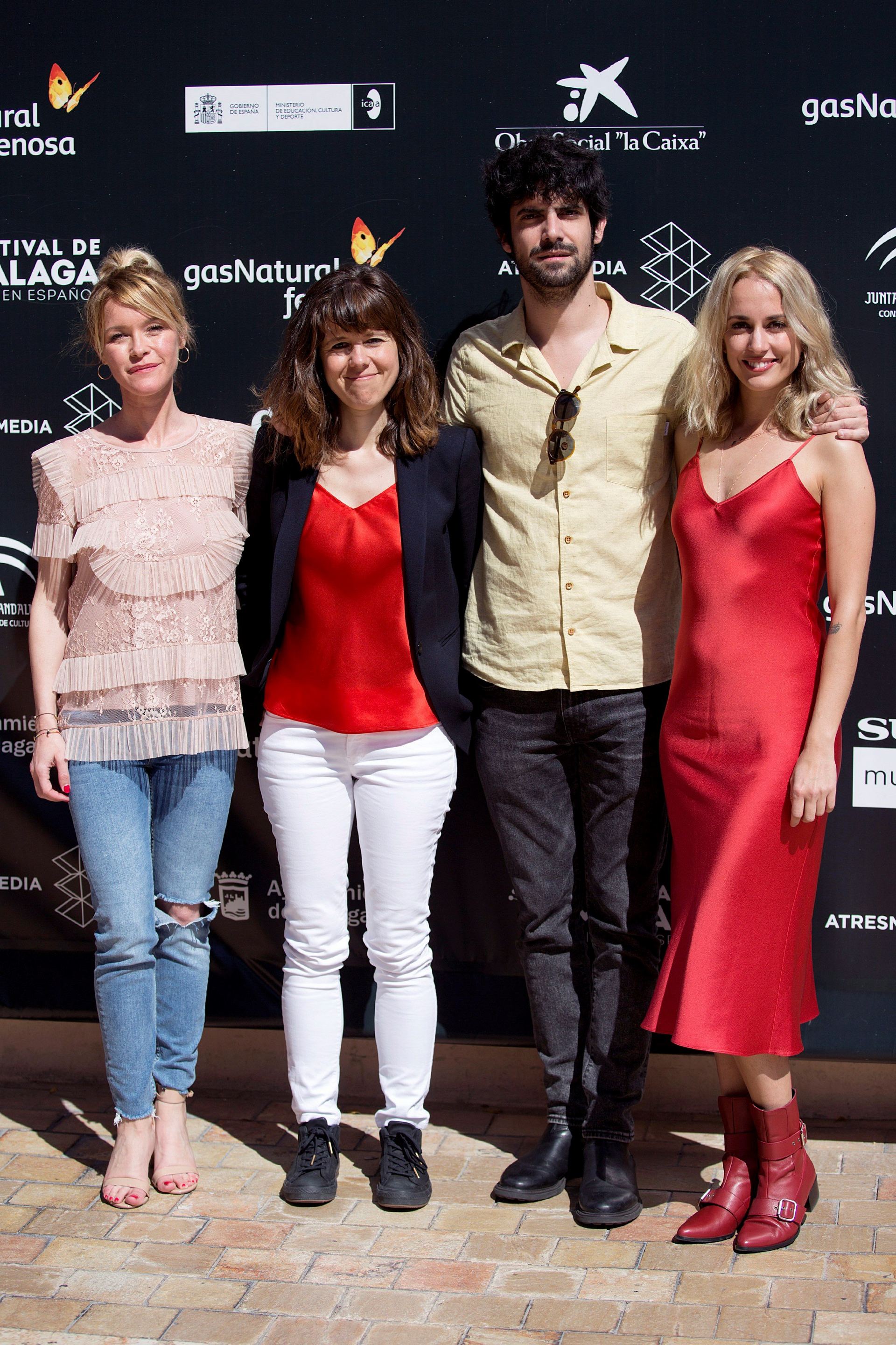 La directora Clara Martínez-Lázaro (2i), junto a algunos de los actores que componen su nueva película.