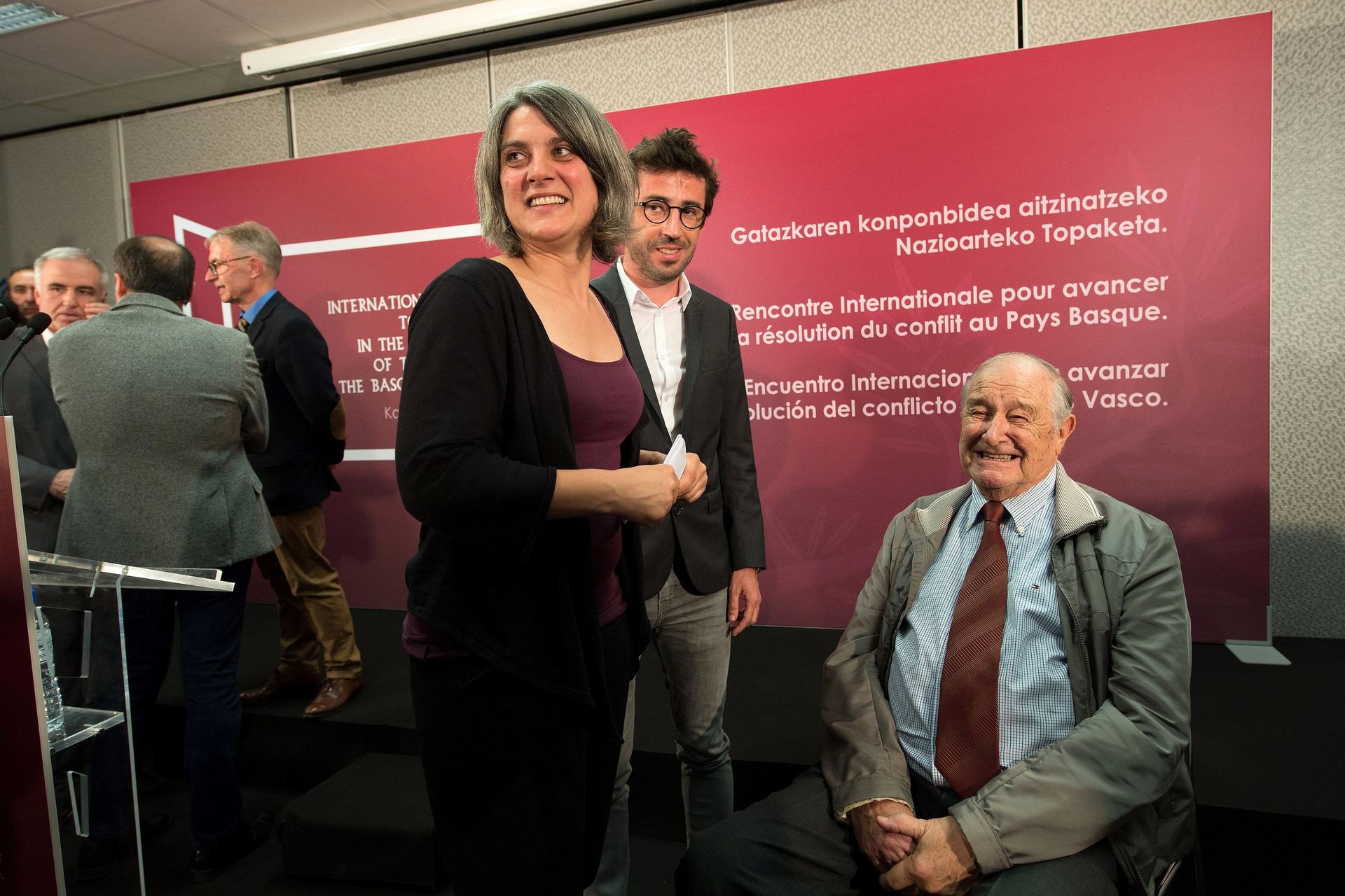 Anaiz Funosas con Raymond Kendall en la rueda de prensa en Bayona.