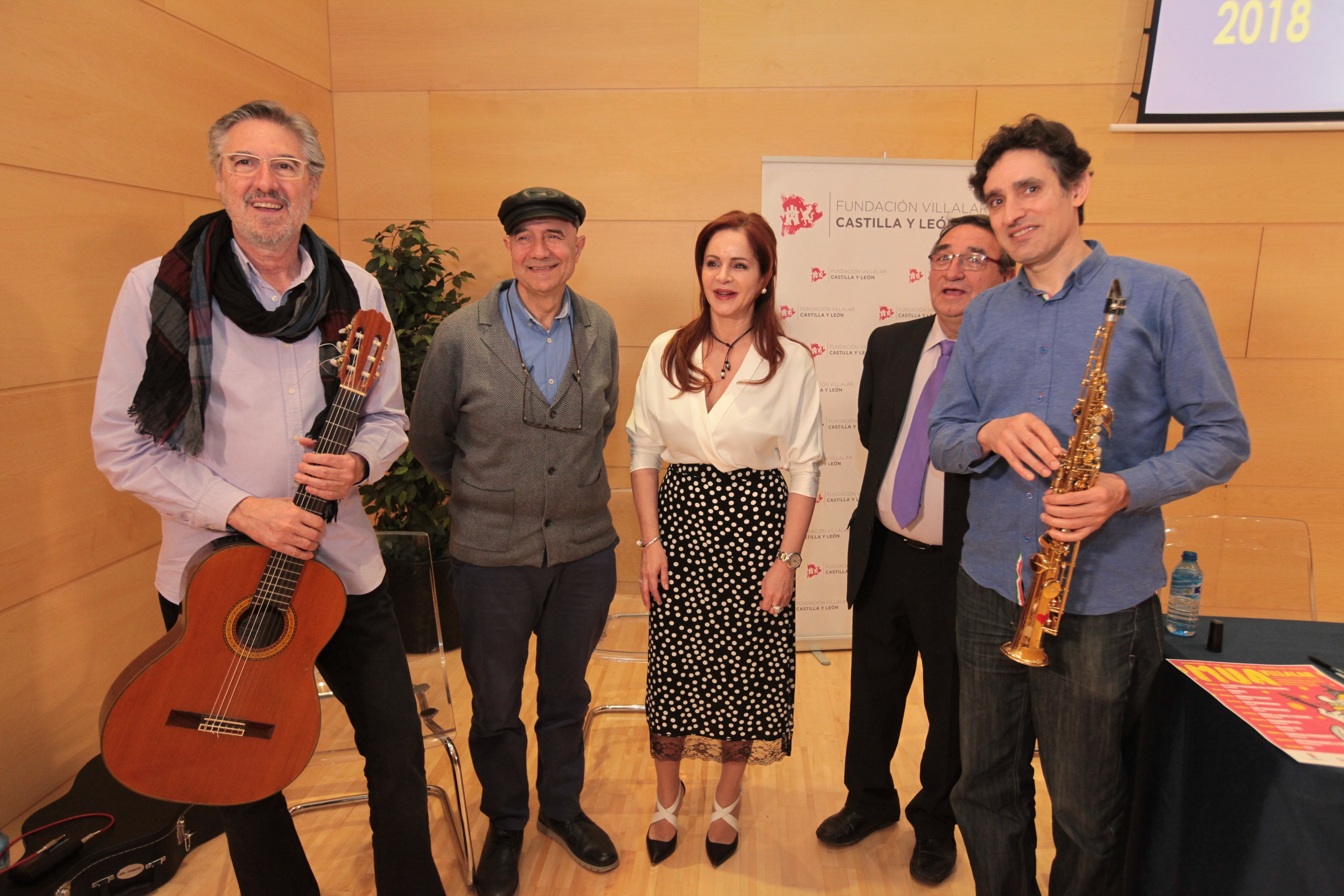 La presidenta de las Cortes junto al alcalde de Villalar e integrantes del grupo musical Candeal.