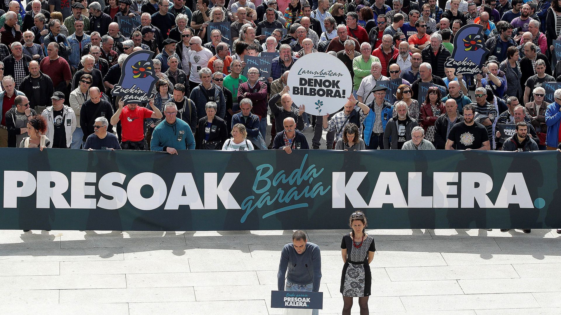 Un grupo de expresos de ETA ofrece una rueda de prensa para poner de manifiesto las urgencias que resolver en las cárceles ante la disolución de la banda.