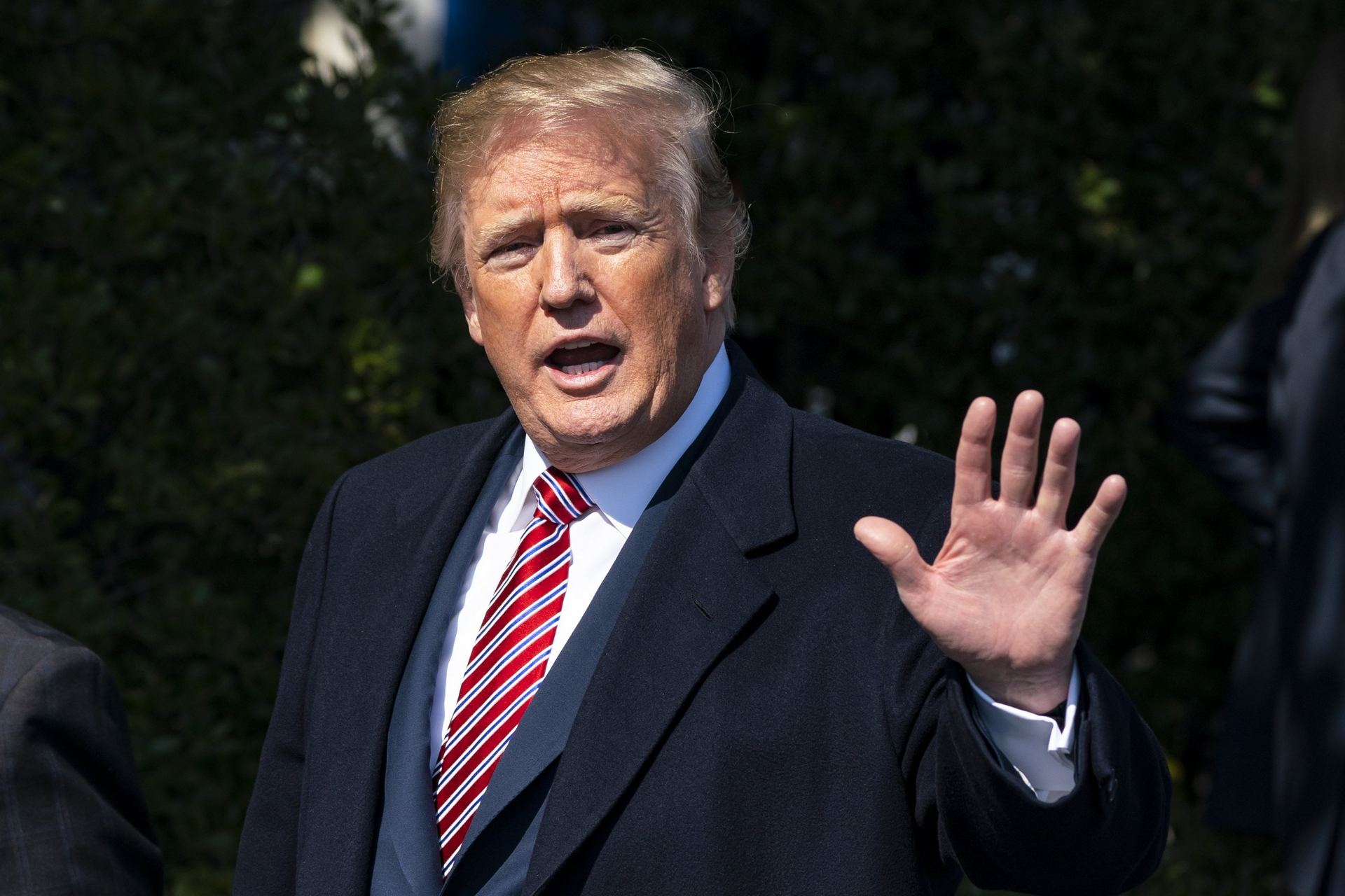 El presidente de EE. UU., Donald Trump, tras participar en un evento para honrar a los Campeones de Fútbol 2017 .