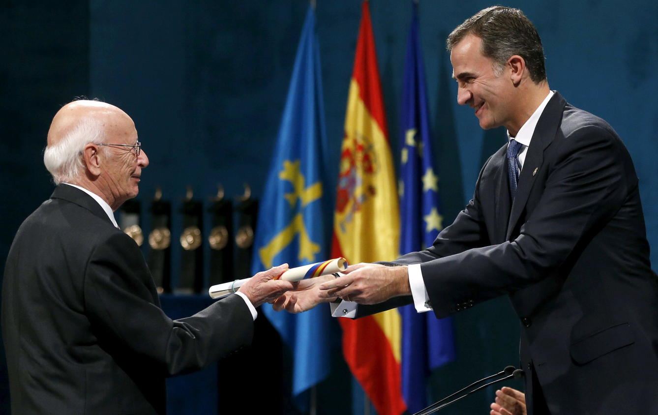 Emilio Lledó, recibiendo el Premio Princesa de Asturias de Comunicación y Humanidades, de manos del Rey, en 2015.