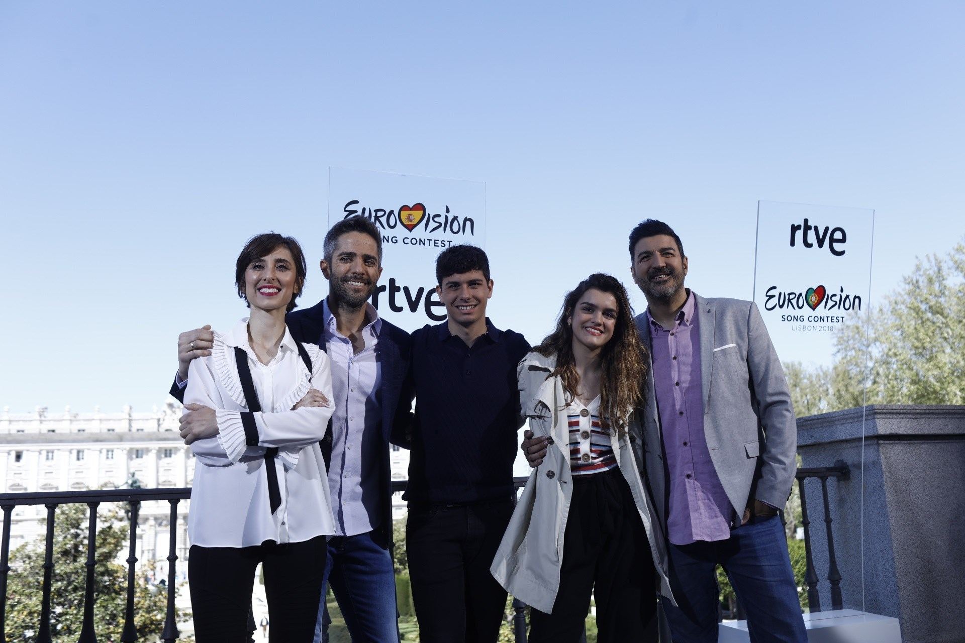 Los representantes de Eurovisión junto a Roberto Leal, Tony Aguilar y Julia Varela, antes de partir hacia Portugal.
