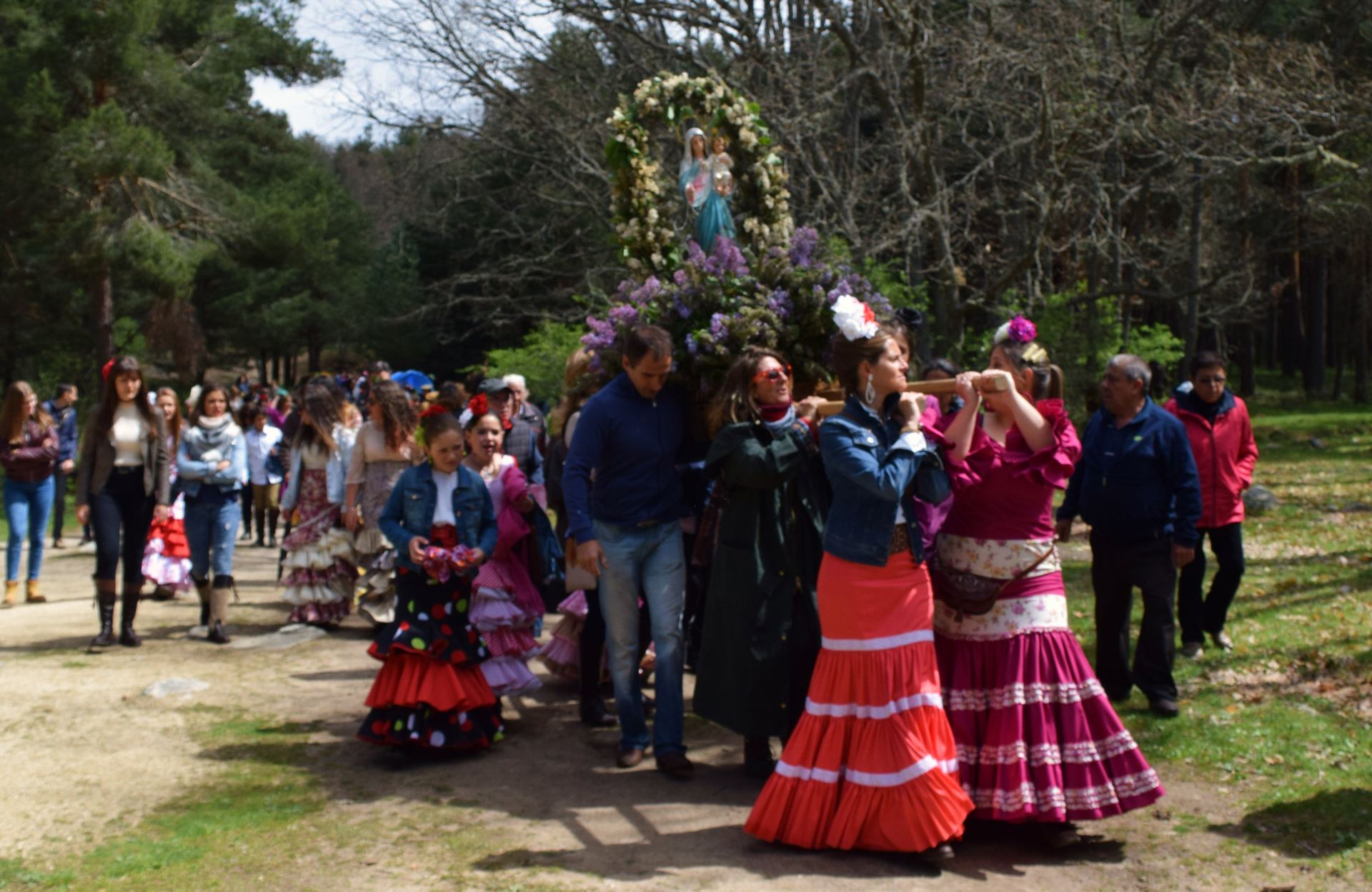 Casi todas las mujeres se visten de flamenca en la Feria de Abril de Valsaín.