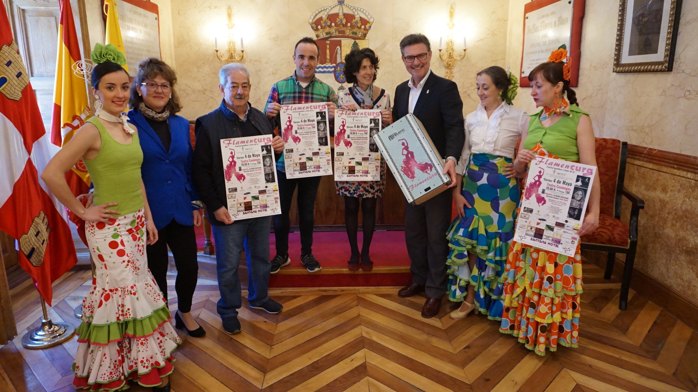 La presidenta de AECC en Segovia junto con autoridades, uno de los organizadores y participantes de ‘Flamencura’.