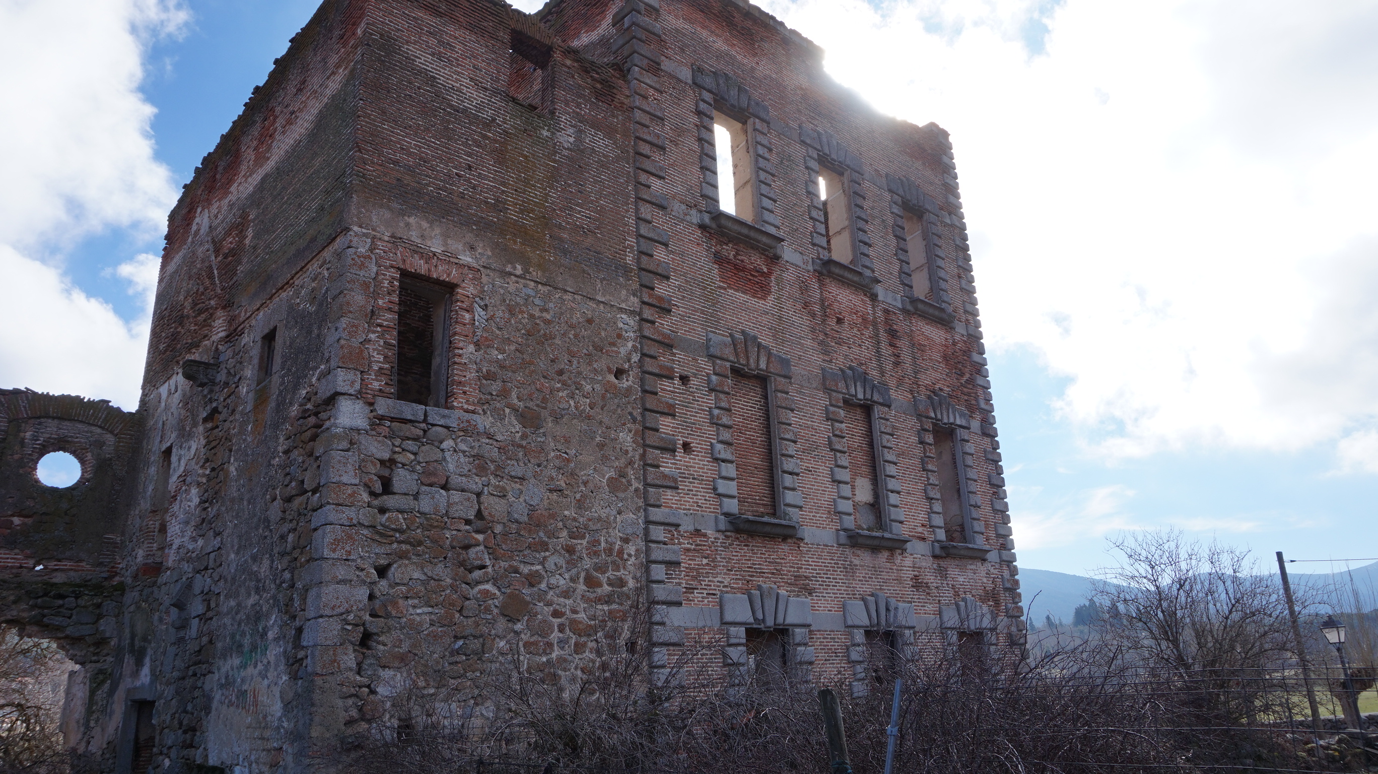 El Palacio de Valsaín, que se encuentra casi en ruinas y rodeado de basura, está a las afueras del municipio.