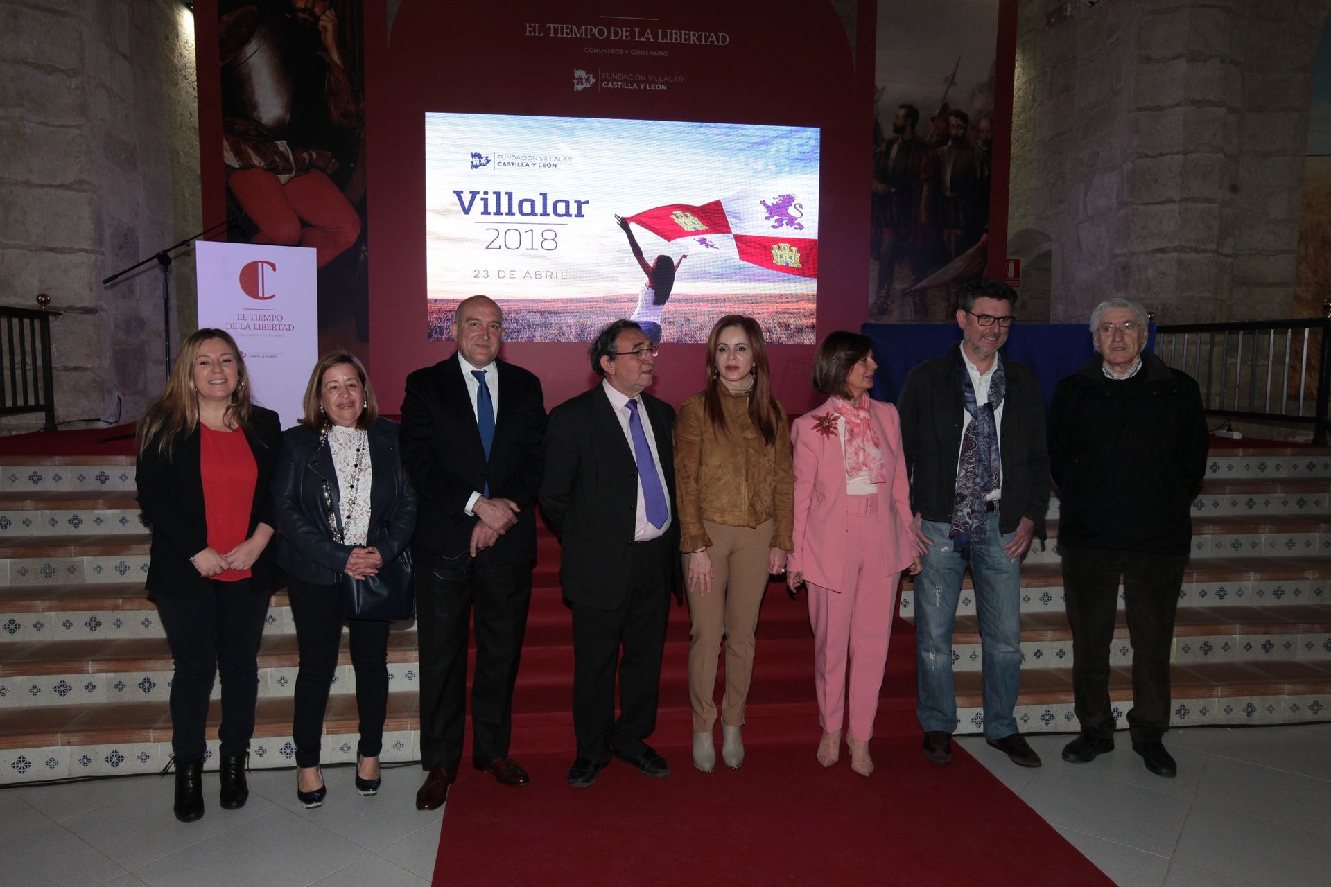 La presidenta de las Cortes (en el centro) junto con la presidenta de la Asamblea de Madrid y autoridades.