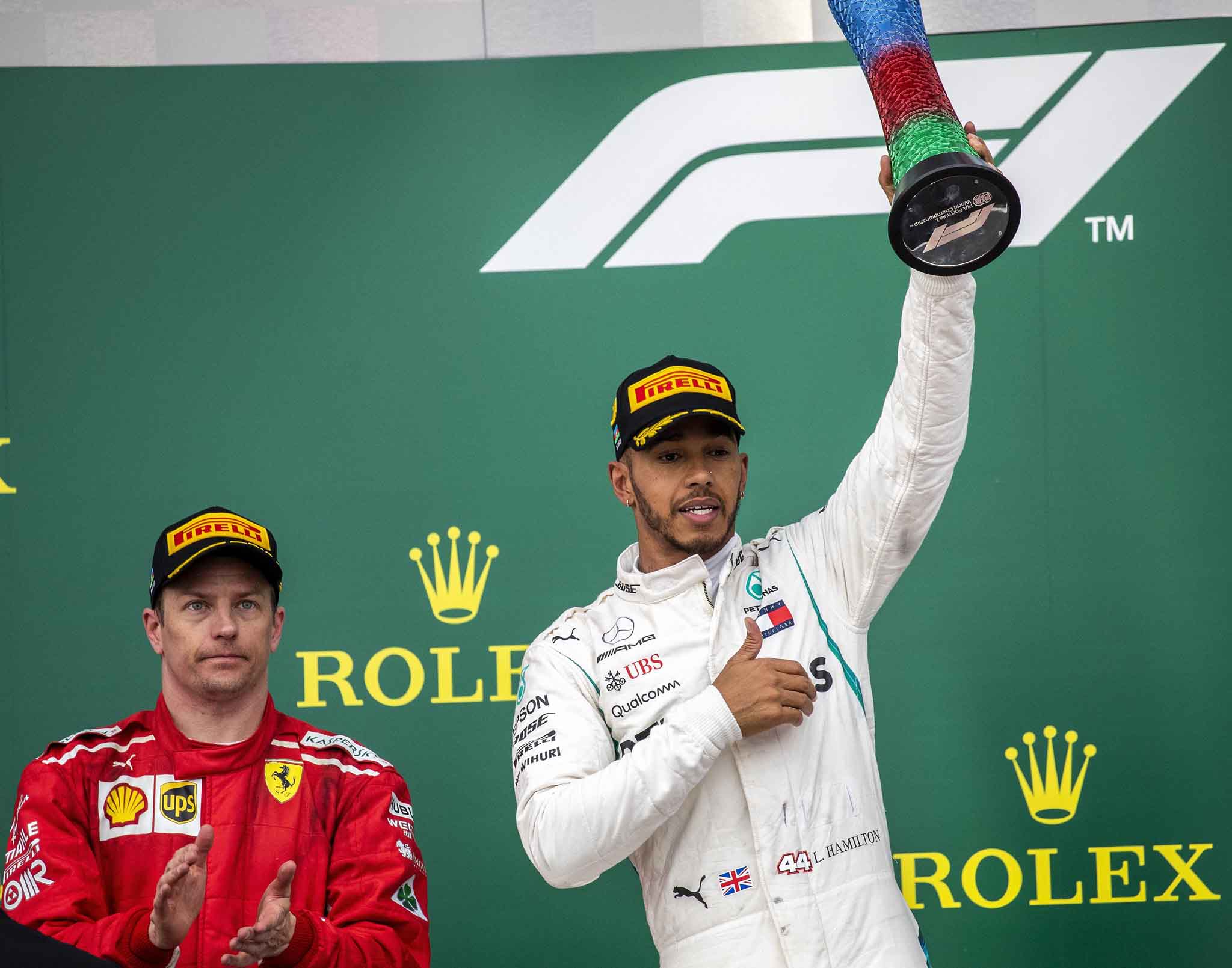 Lewis Hamilton levanta el trofeo como ganador del GP de Azerbaiyán.