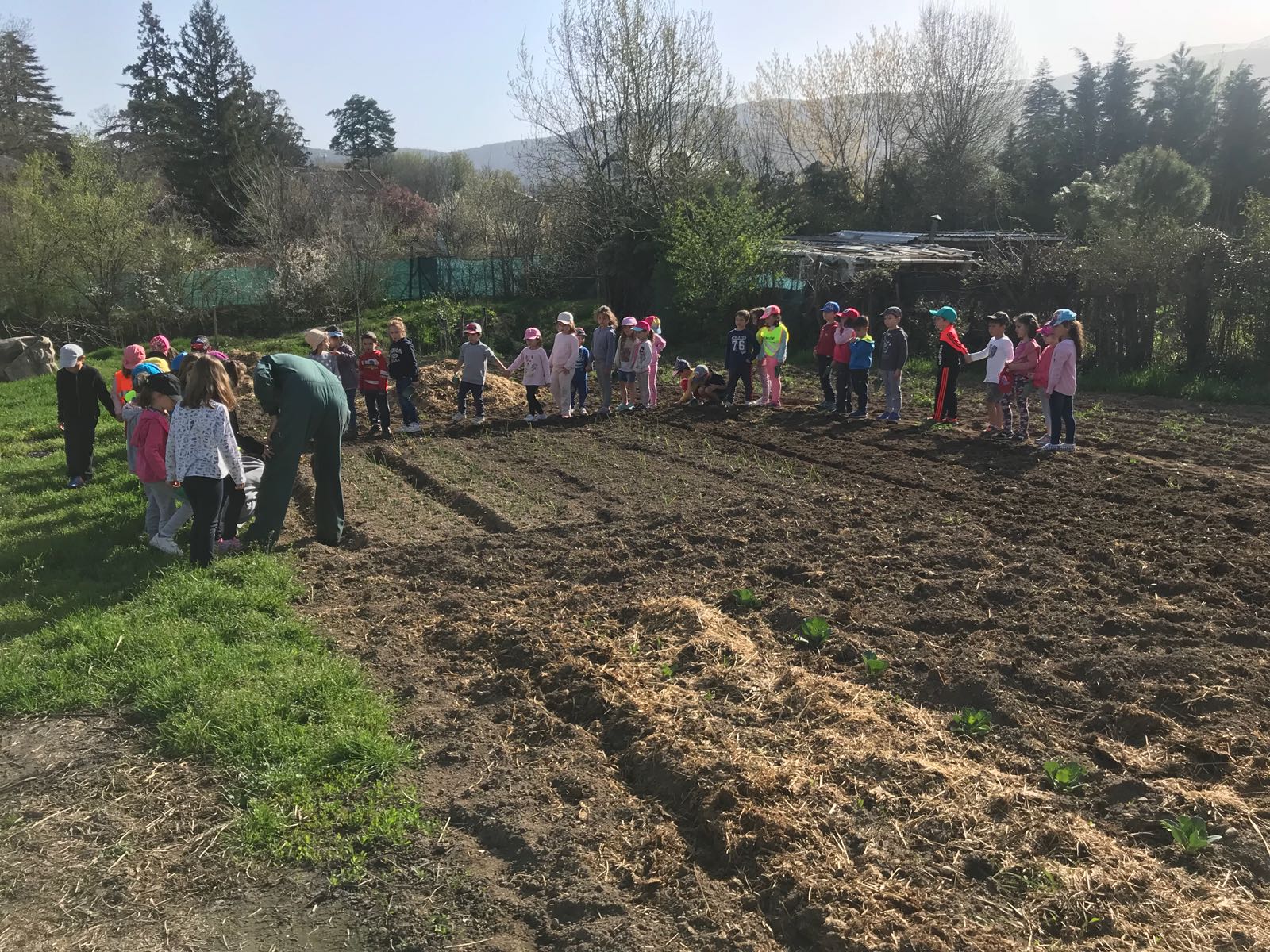 Juan Arévalo explicando a los alumnos a cultivar un huerto.