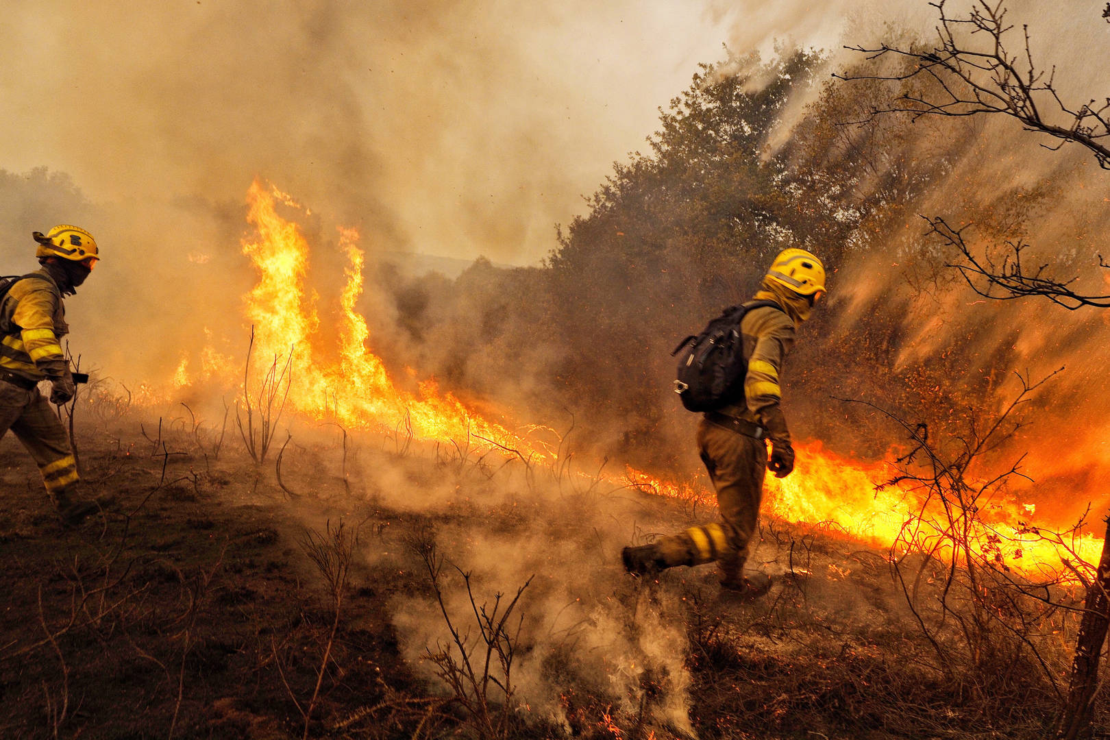 Imagen de archivo de la actuaciín de los bomberos en uno de los múltiples incendios que asolaron Galicia en el año 2016.