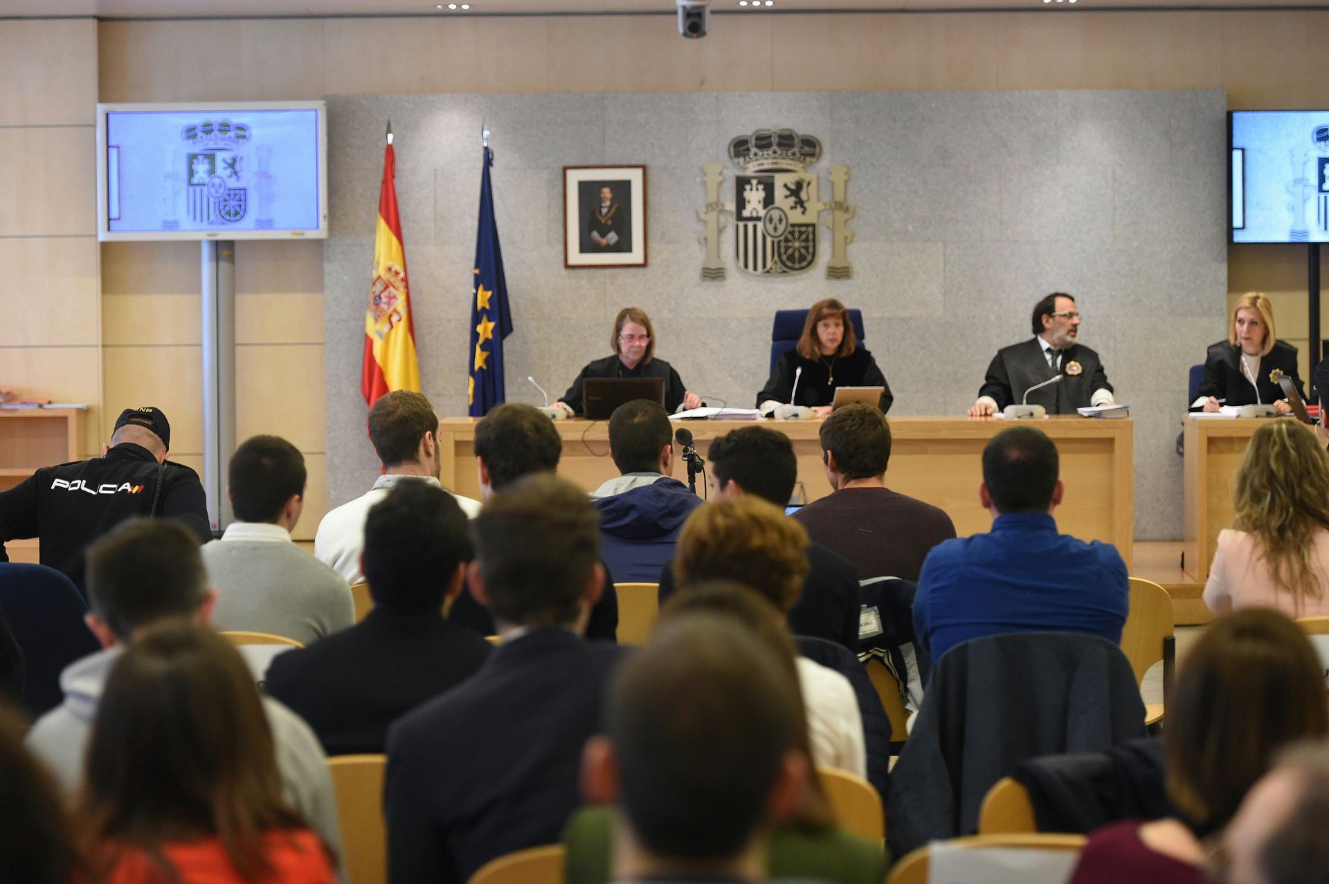 Los acusados de la agresión a dos guardias civiles y sus respectivas parejas se enfrentan a penas de prisión que pueden ascender hasta los 62 años.