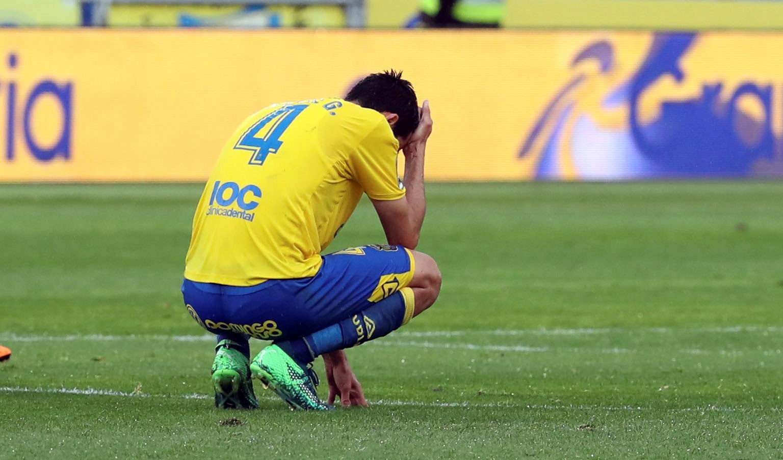 LAS PALMAS – ALAVÉSVicente Gómez, desconsolado ante el descenso de Las Palmas. / EFE
