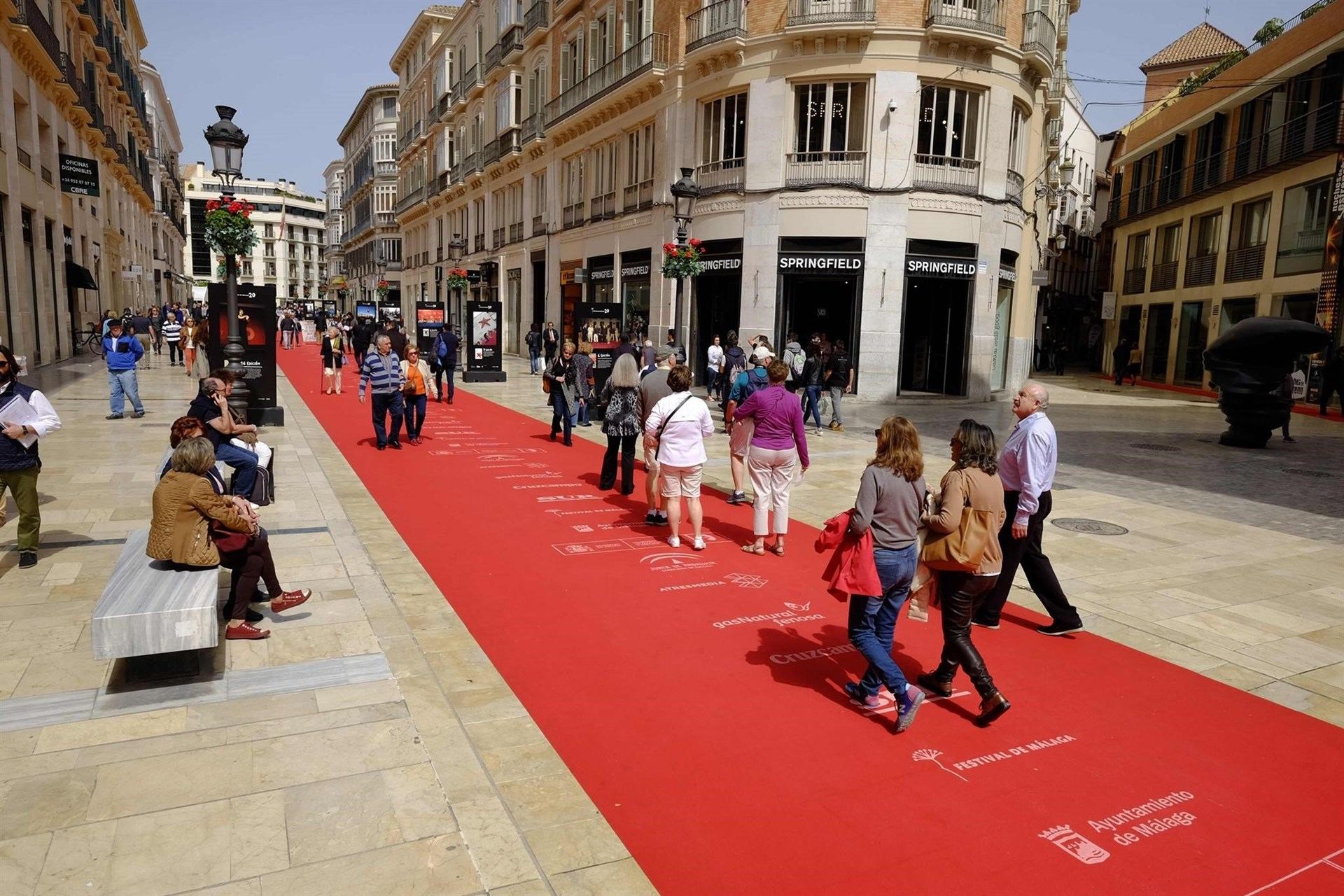 La famosa calle Larios de Málaga ya luce su alfombra roja para el festival.