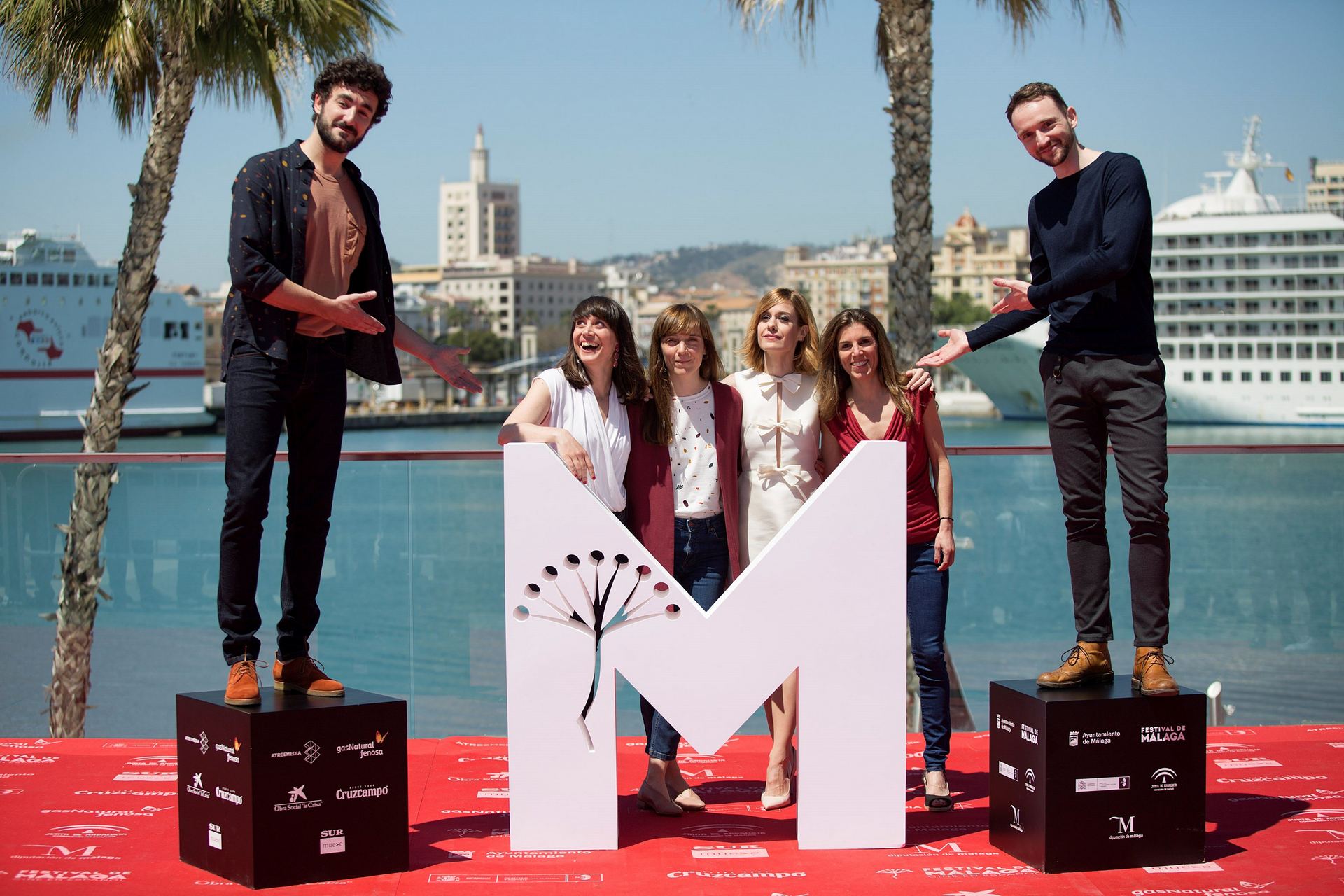 Miki Esparbé (i), Alexandra Jiménez (3d), María Ribera (2i) y Bruno Sevilla, junto a Elena Trapé (3i) y Marta Ramírez (2d).