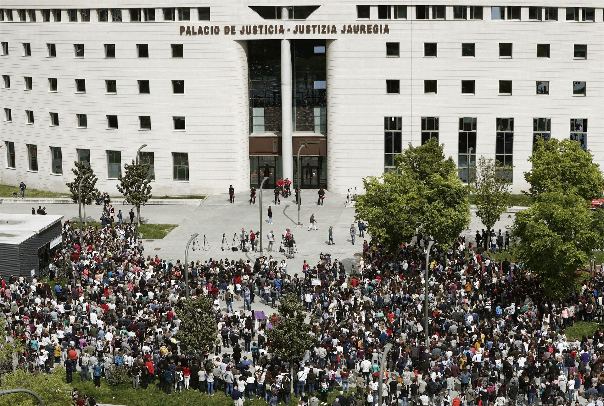 Cientos de personas se concentraron ayer frente al Palacio de Justicia de Navarra contra la sentencia de ‘La manada’.