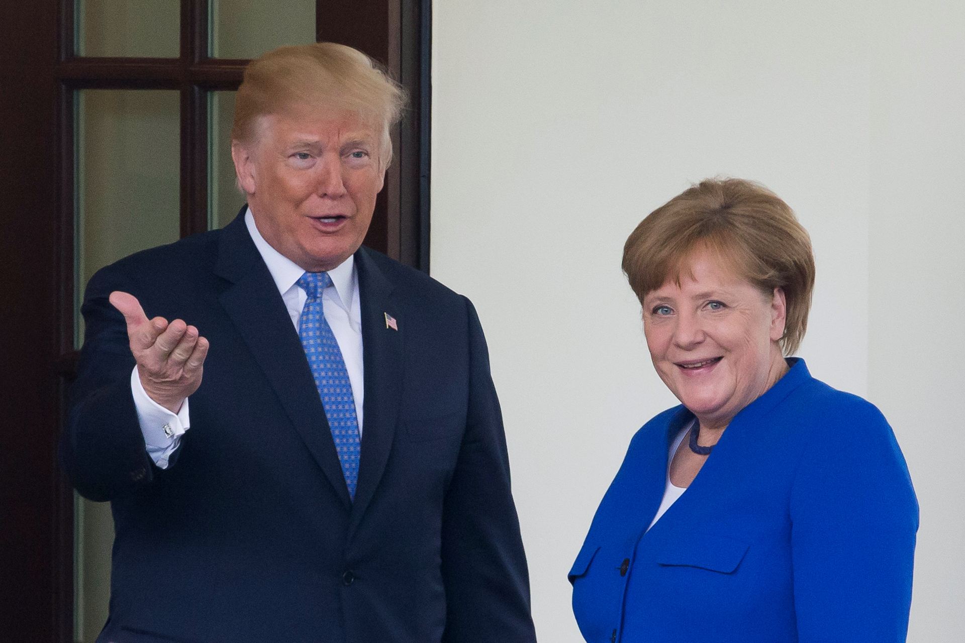 El presidente estadounidense, Donald J. Trump (izda), recibe a la canciller alemana, Angela Merkel.