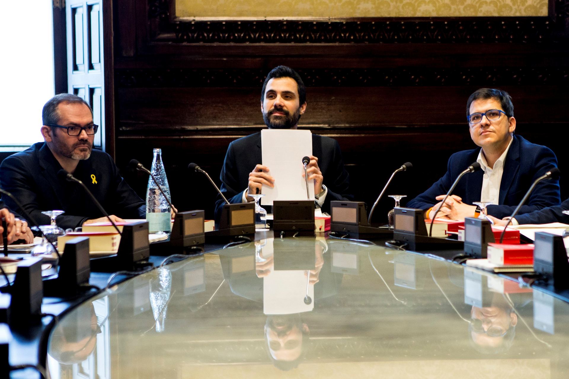 El presidente del Parlamento catalán, Roger Torrent (c), durante la reunión de la Mesa de la Cámara catalana.