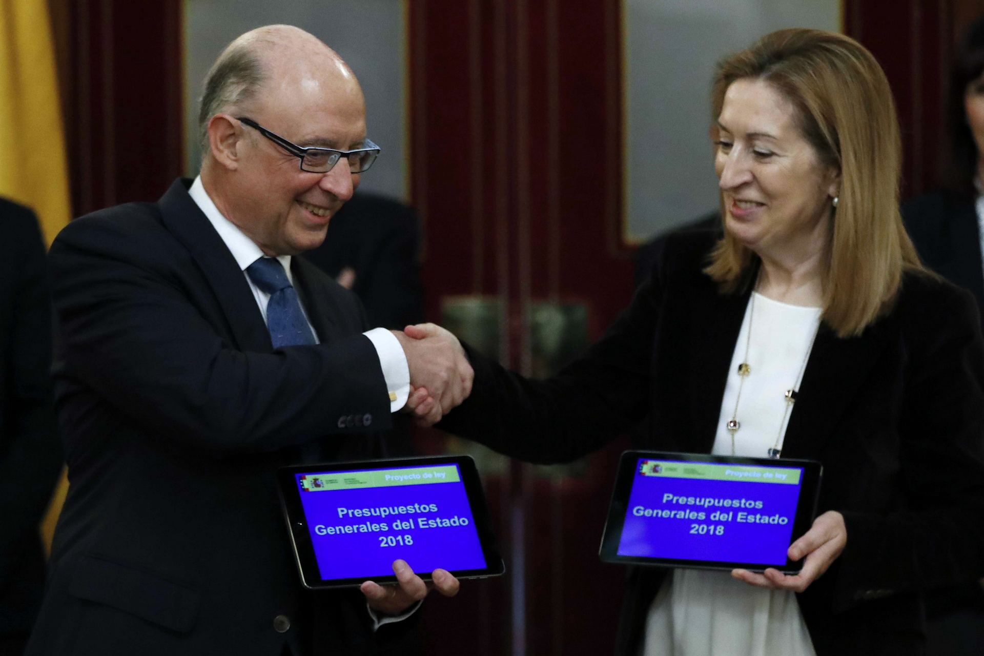 El ministro de Hacienda y Función Pública, Cristóbal Montoro, entrega a la presidenta del Congreso, Ana Pastor, los dispositivos digitales que contienen los Presupuestos Generales de 2018.