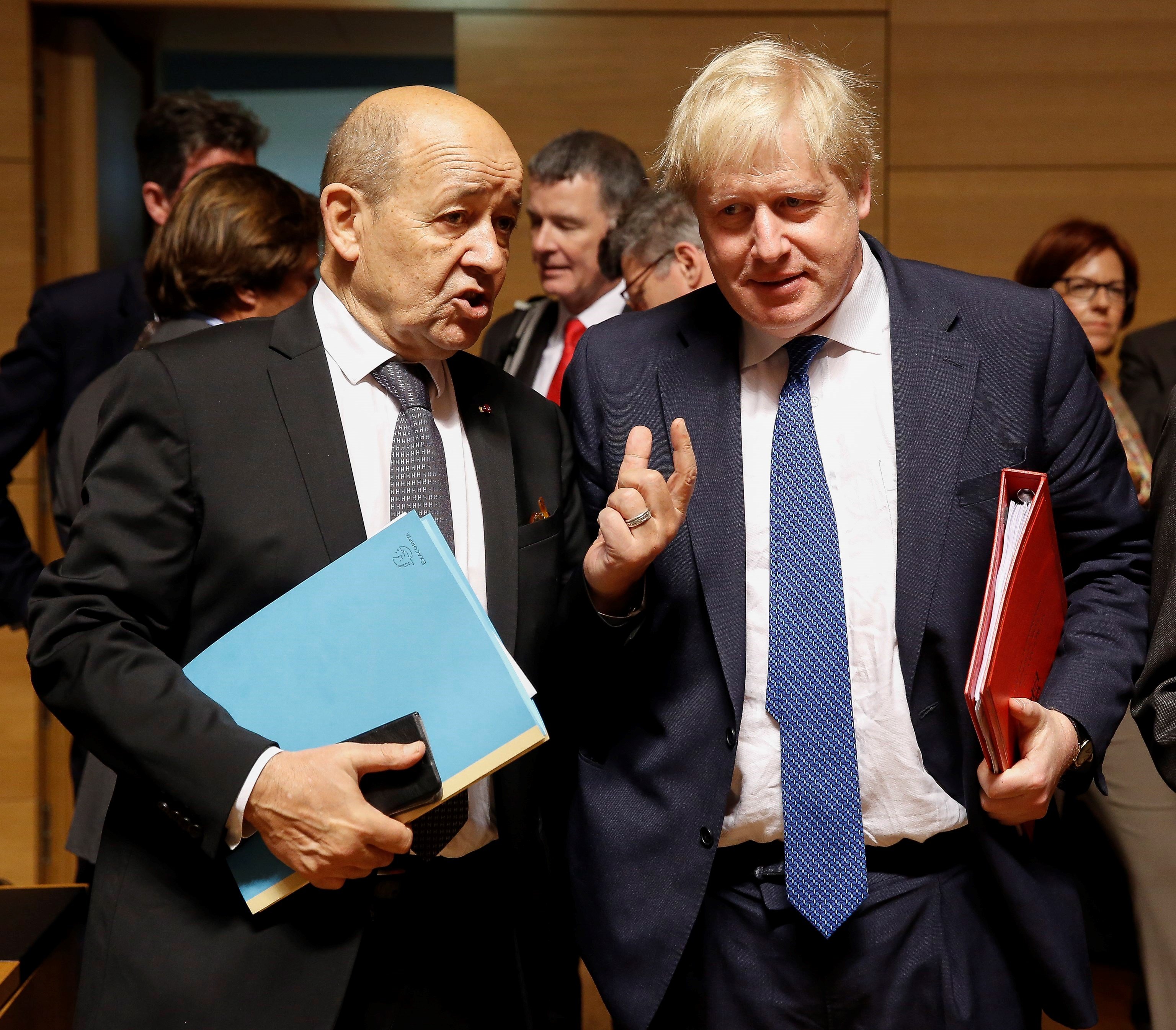 El ministro de Asuntos Exteriores francés, Jean-Yves Le Drian (i), conversa con su homólogo británico, Boris Johnson.