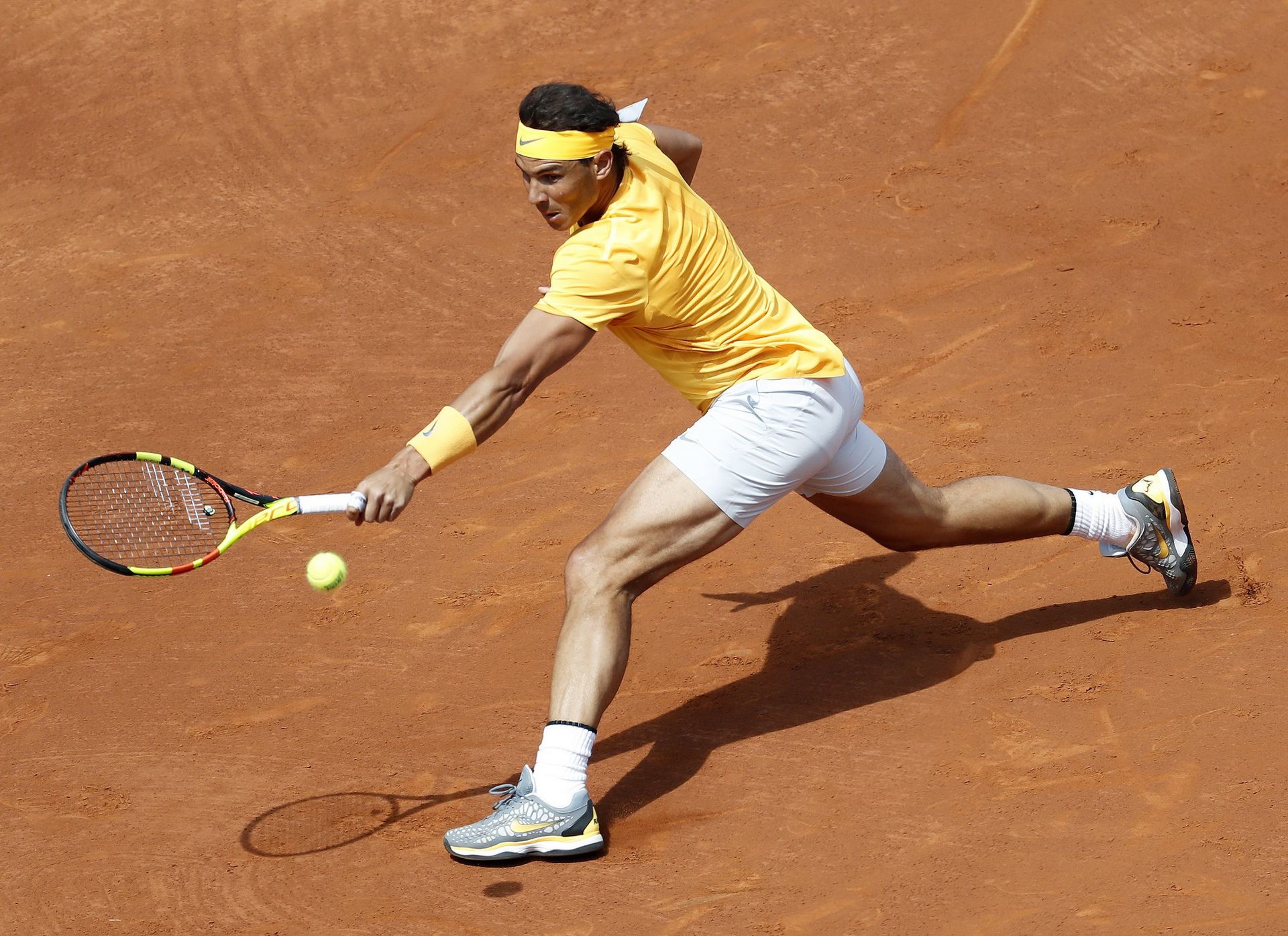 Rafael Nadal devuelve la pelota durante el partido jugado ante su compatriota Roberto Carballés Baena.
