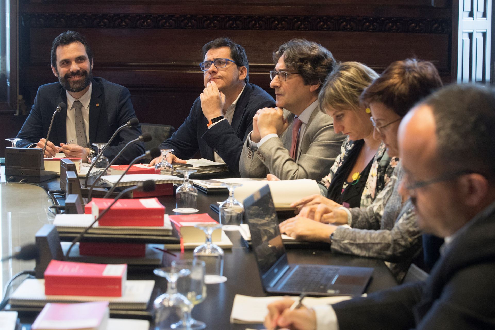 Roger Torrent (i) en la reunión de la Mesa del Parlament donde se aprobó el voto delegado de Toni Comín.
