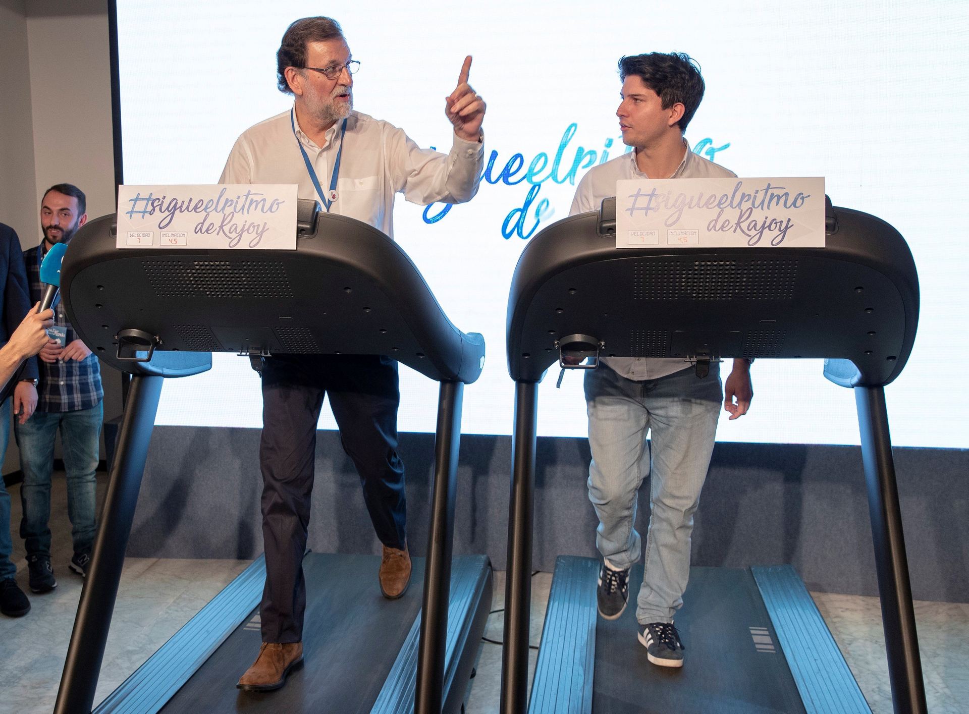 Mariano Rajoy y el presidente de Nuevas Generaciones, Diego Gago(d), hablan mientras caminan en una cinta de correr.