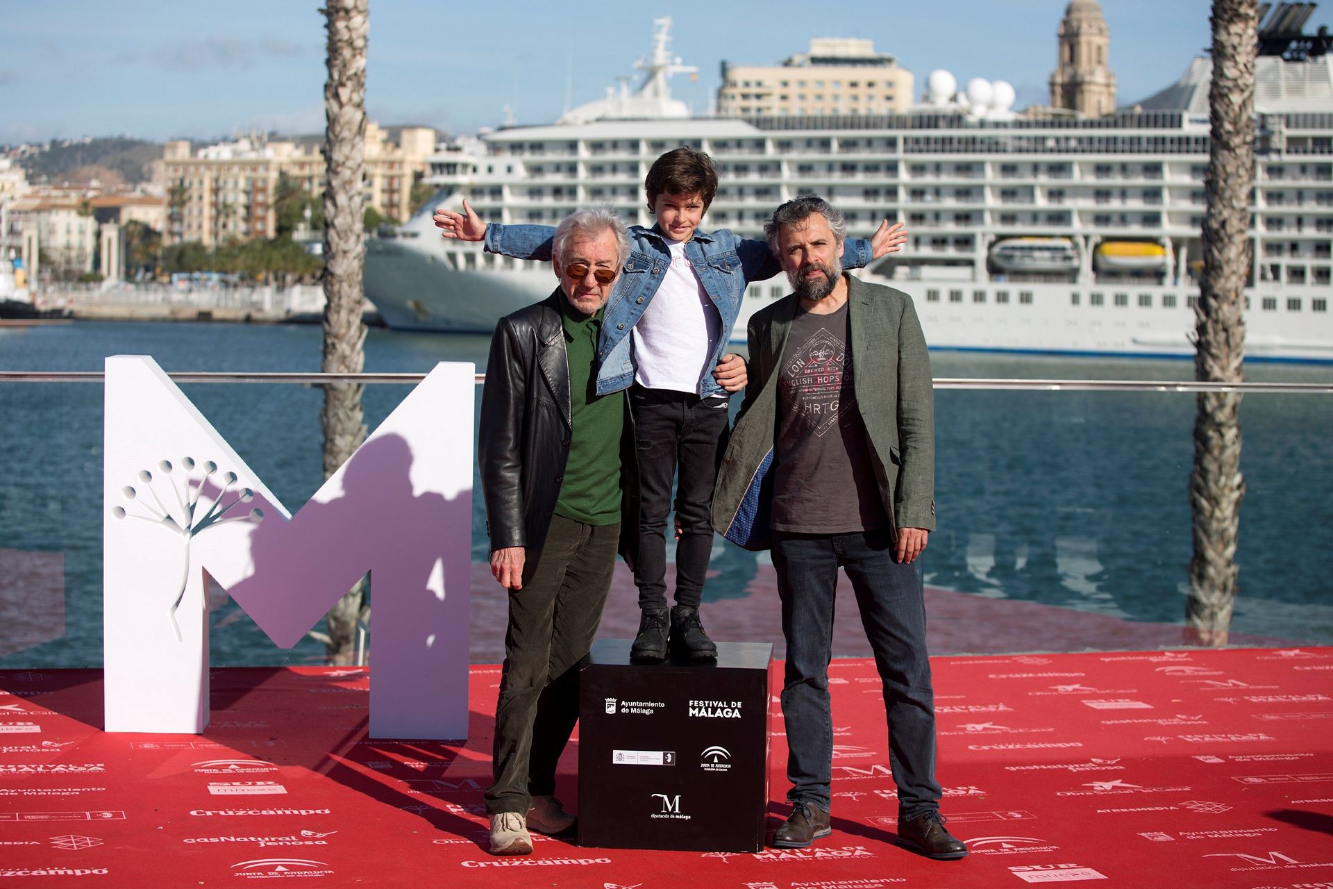 Los actores José Sacristán (i) y Sandro Ballesteros (c) posan junto al director Pau Durá antes de presentar la película.