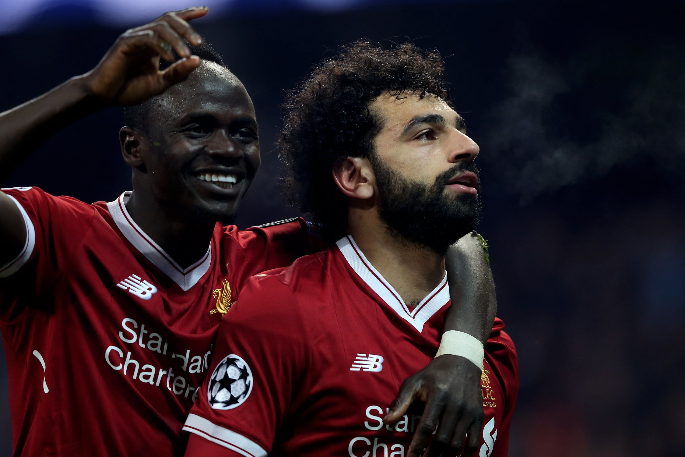 Mané felicita a Salah tras marcar el primer gol del Liverpool. / EFE